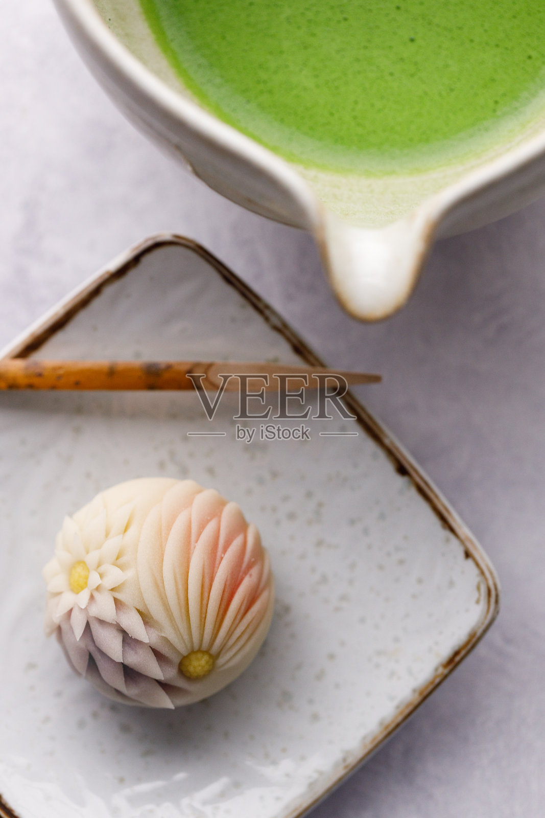 一杯抹茶和日本点心照片摄影图片