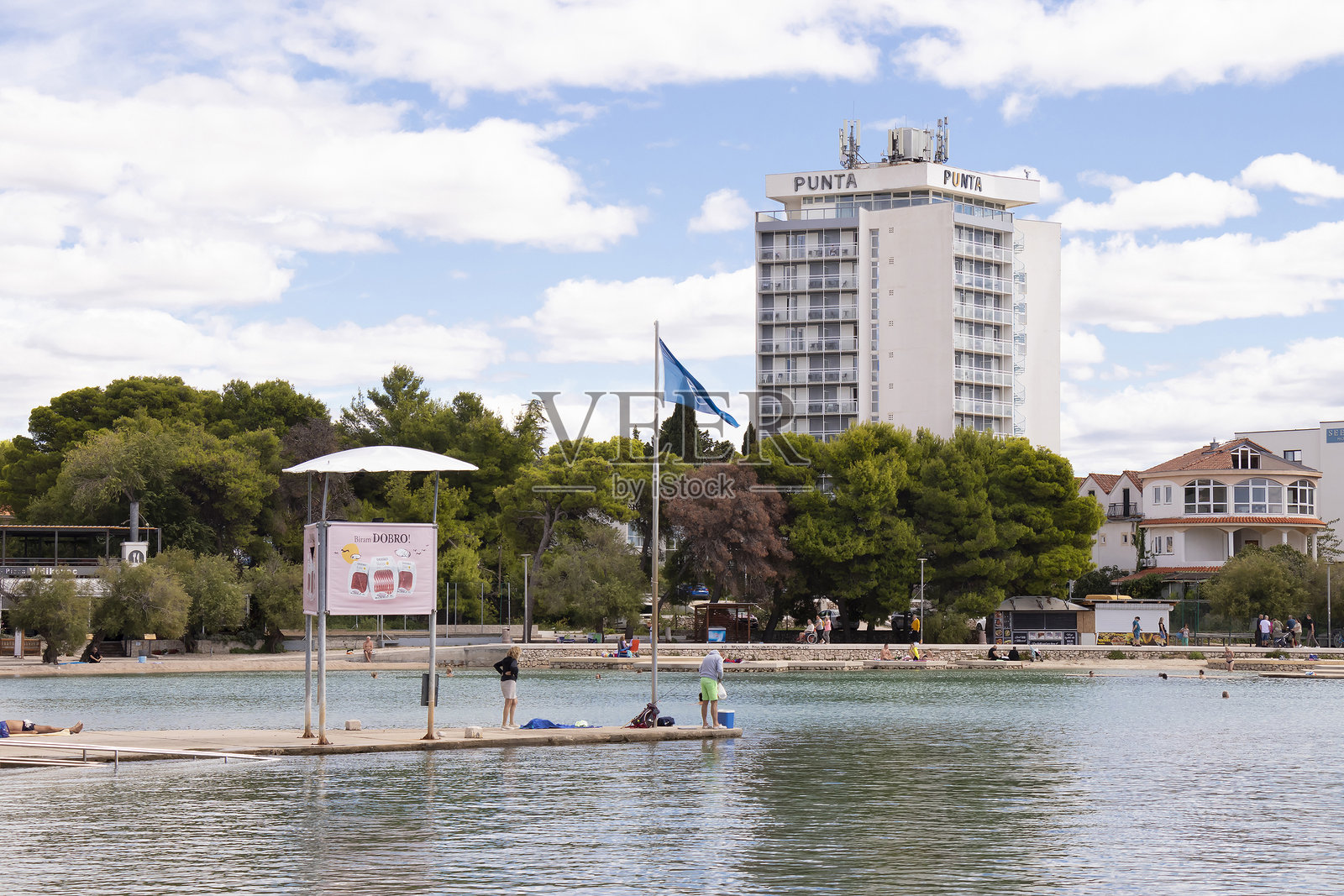 克罗地亚沃迪采的蓝色海滩码头和普恩塔酒店的瞭望塔照片摄影图片