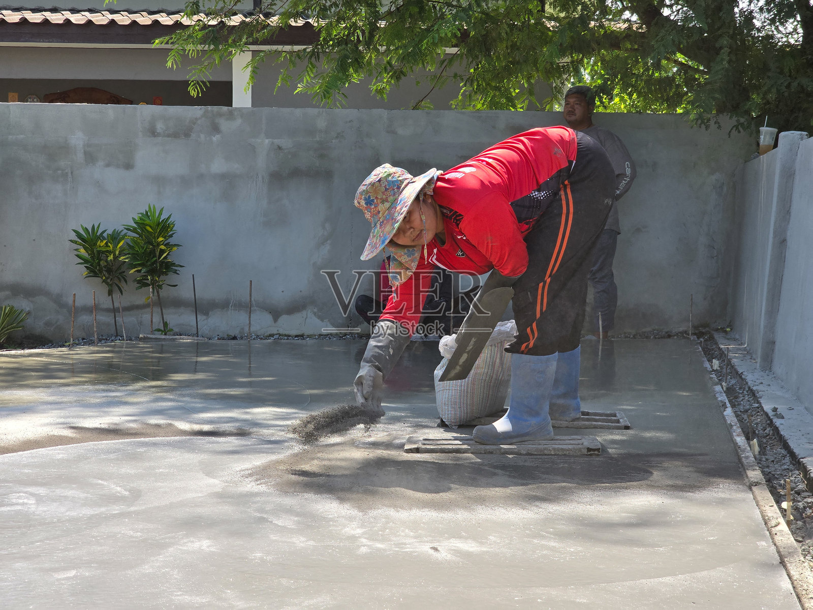 熟练的工匠在泰国芭提雅制作纹理混凝土表面照片摄影图片