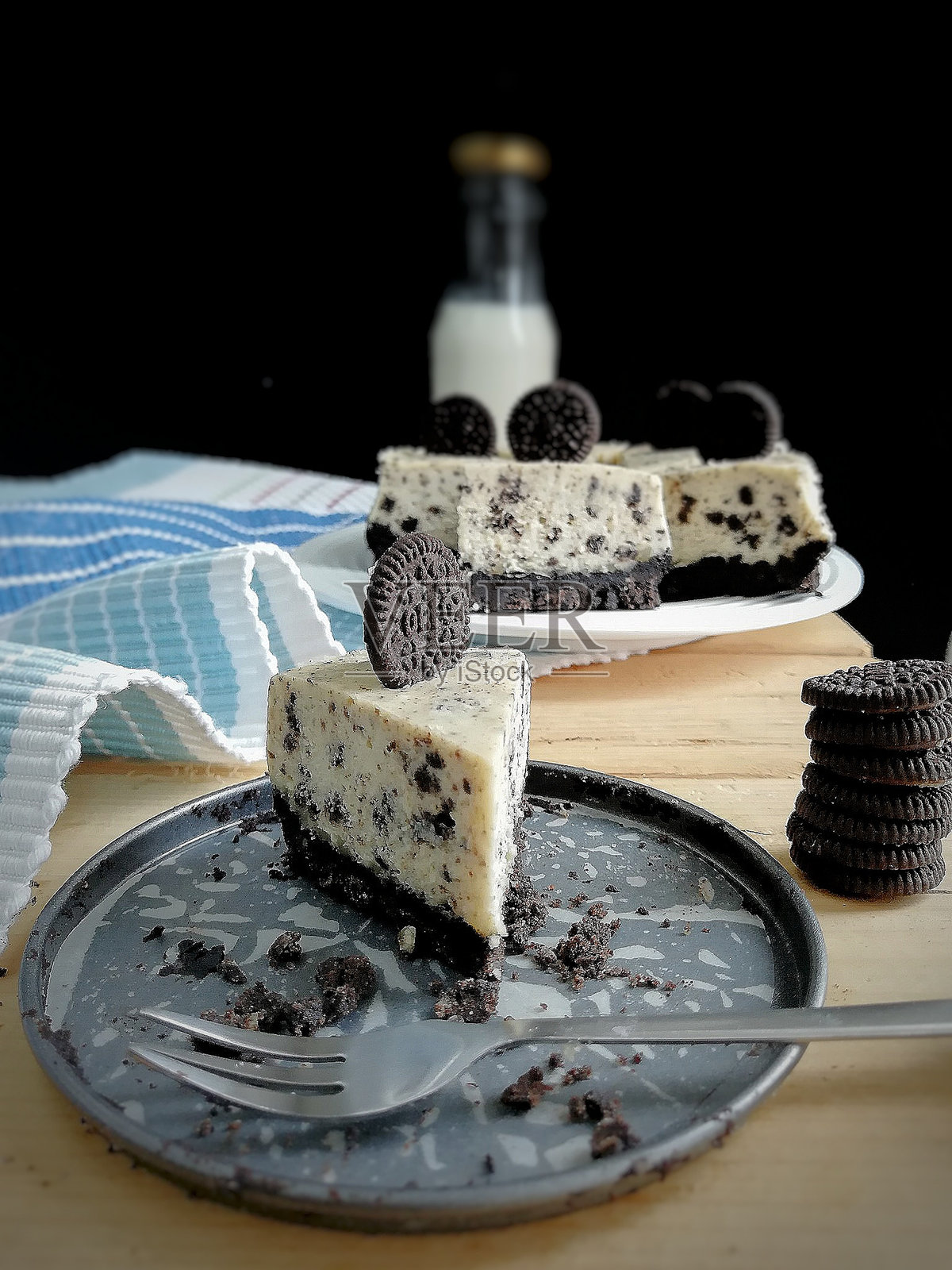 盘子里的蛋糕特写放在桌子上照片摄影图片