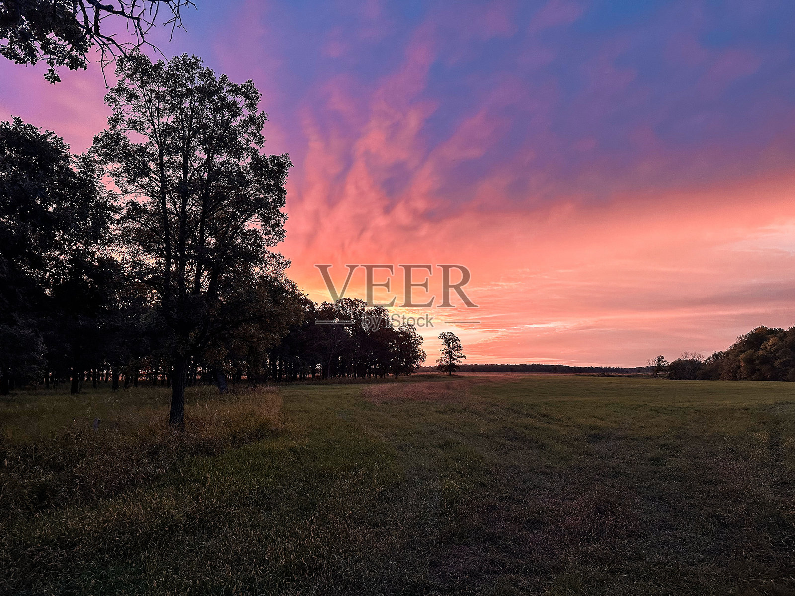 曼尼托巴，加拿大，九月，火焰般的棉花糖色调日出照片摄影图片