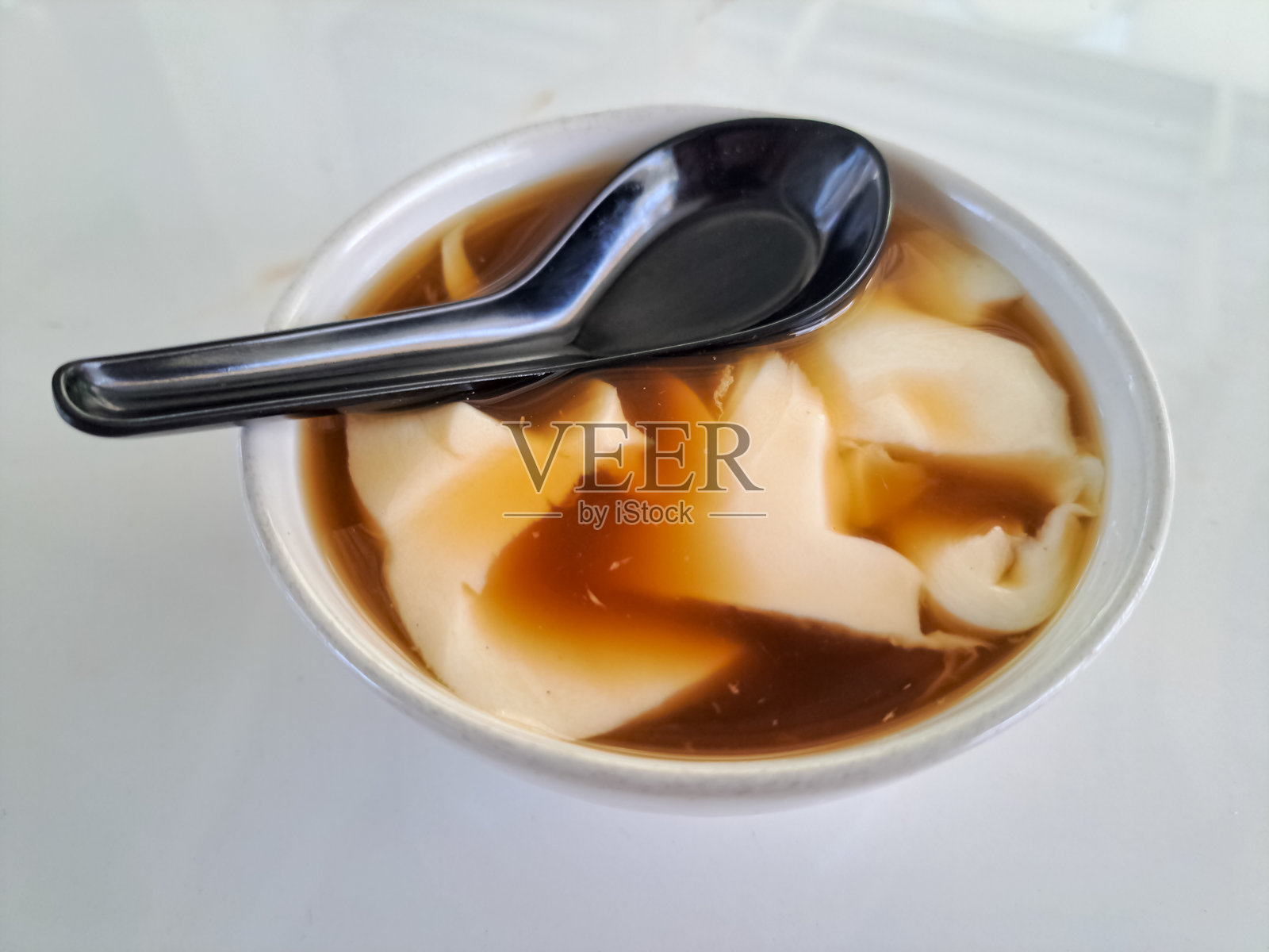 丝滑豆腐花在碗中。甜点菜单。照片摄影图片