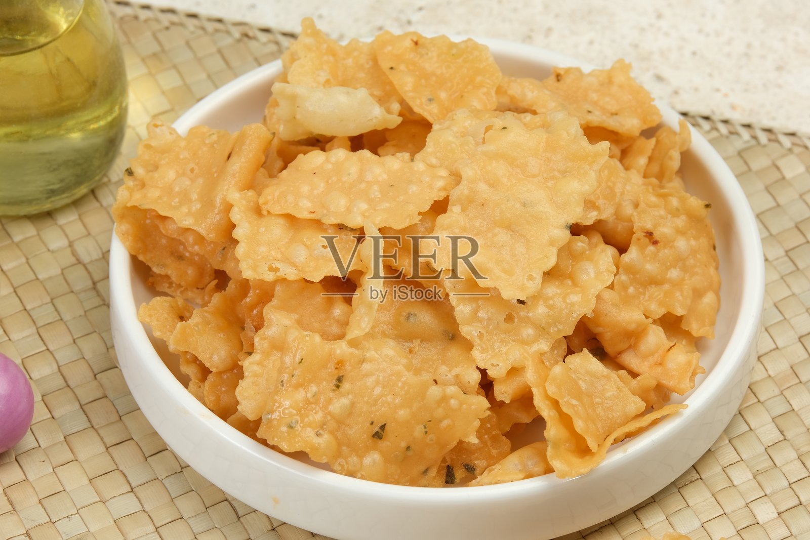 洋葱脆片，脆皮饺子，印尼受欢迎的咸味小吃。照片摄影图片