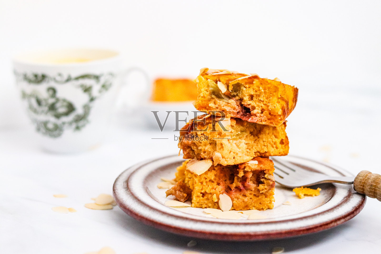 玉米面蛋糕配大黄照片摄影图片