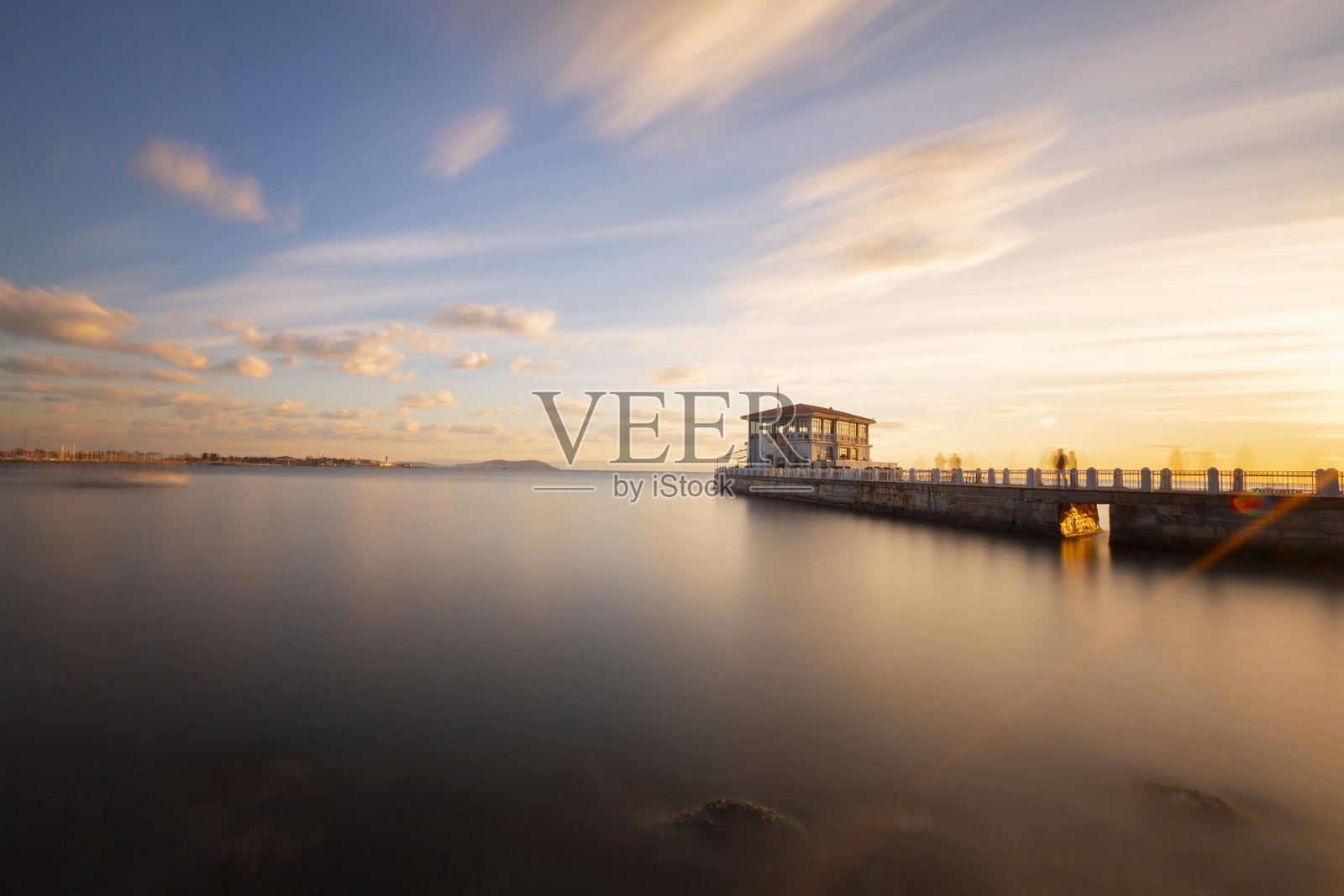 伊斯坦布尔最古老的码头之一，建于1916年至1917年，采用新古典主义风格设计。照片摄影图片
