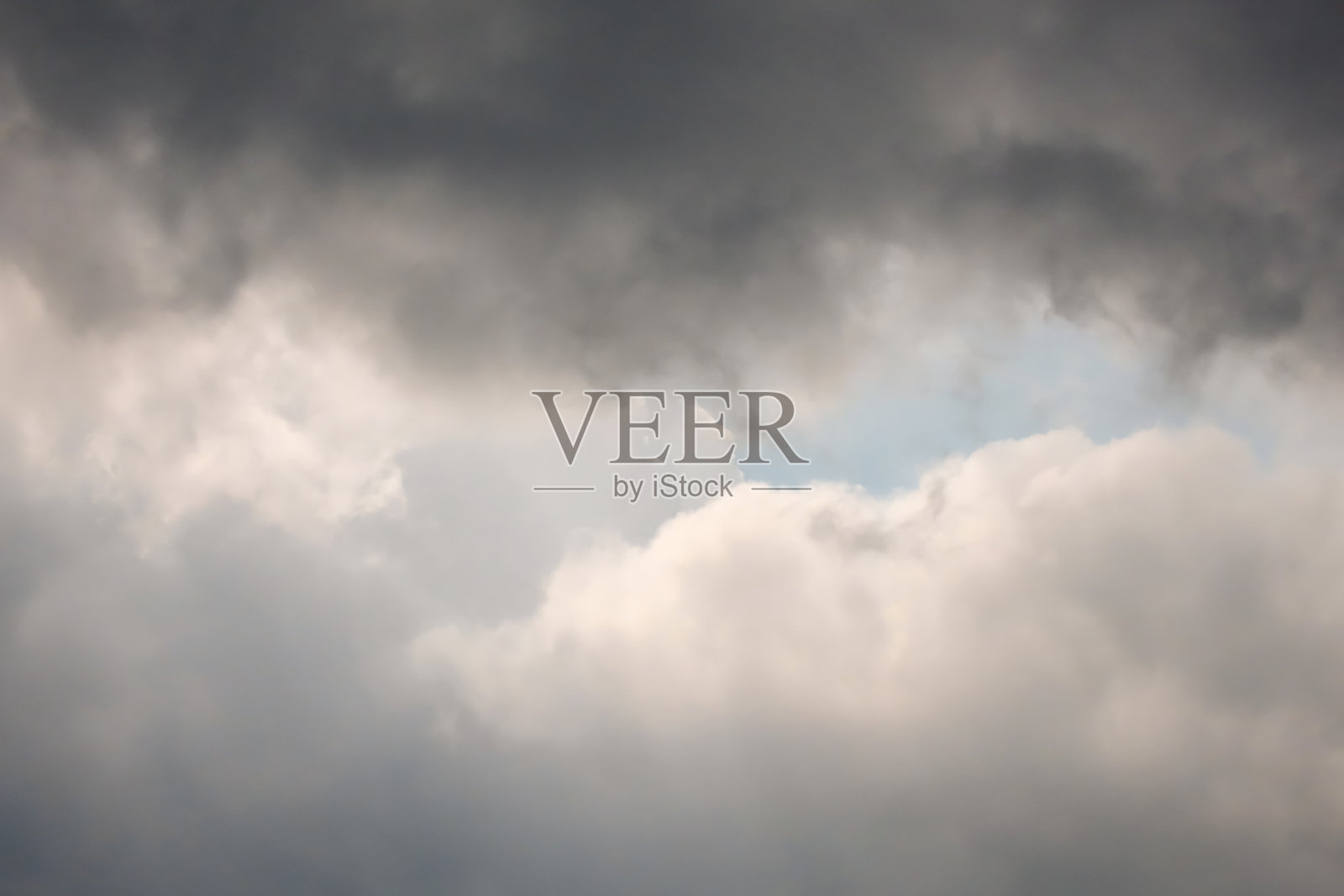 雨前的天空。天空布满了乌云，预示着即将来临的雨水。照片摄影图片