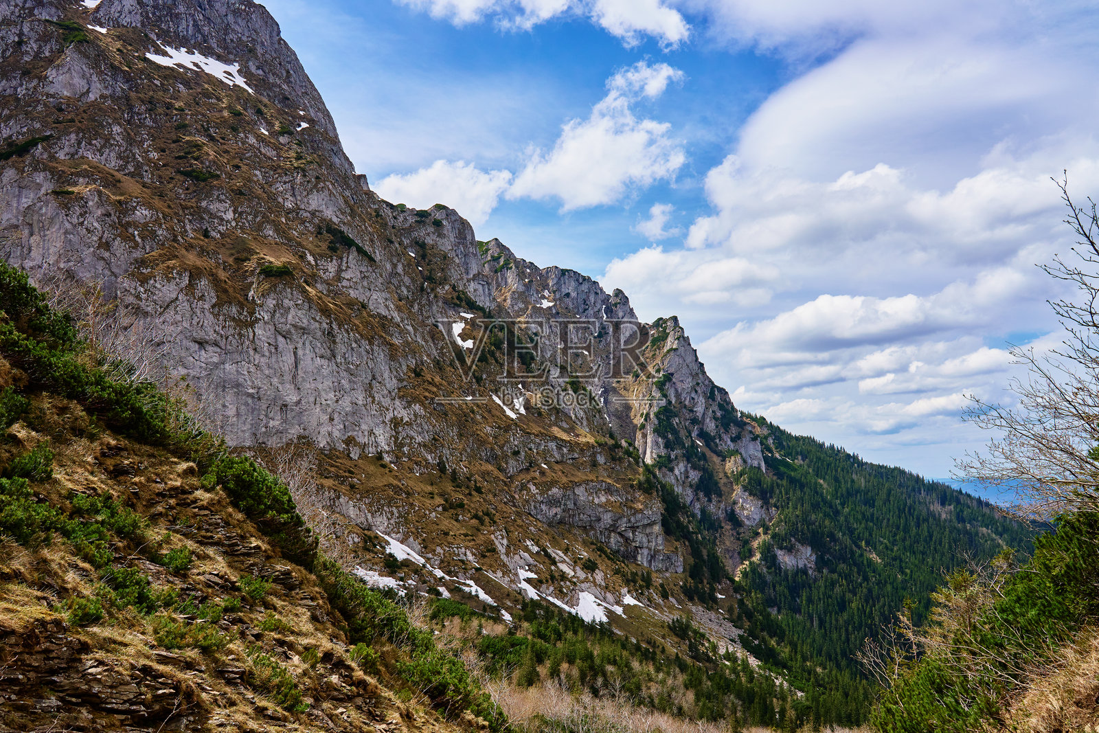 崎岖的岩石山坡上有雪的斑块。塔特拉山脉照片摄影图片