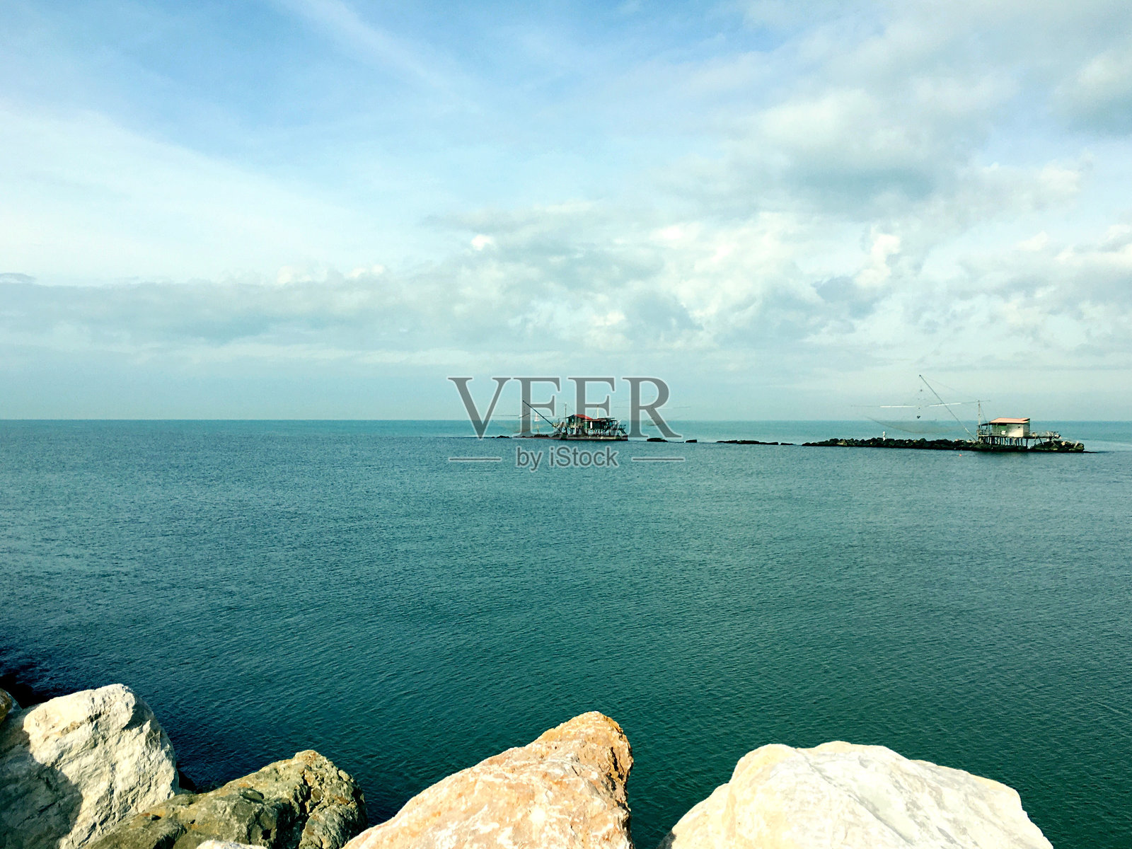 海上渔业养殖场的景观照片摄影图片