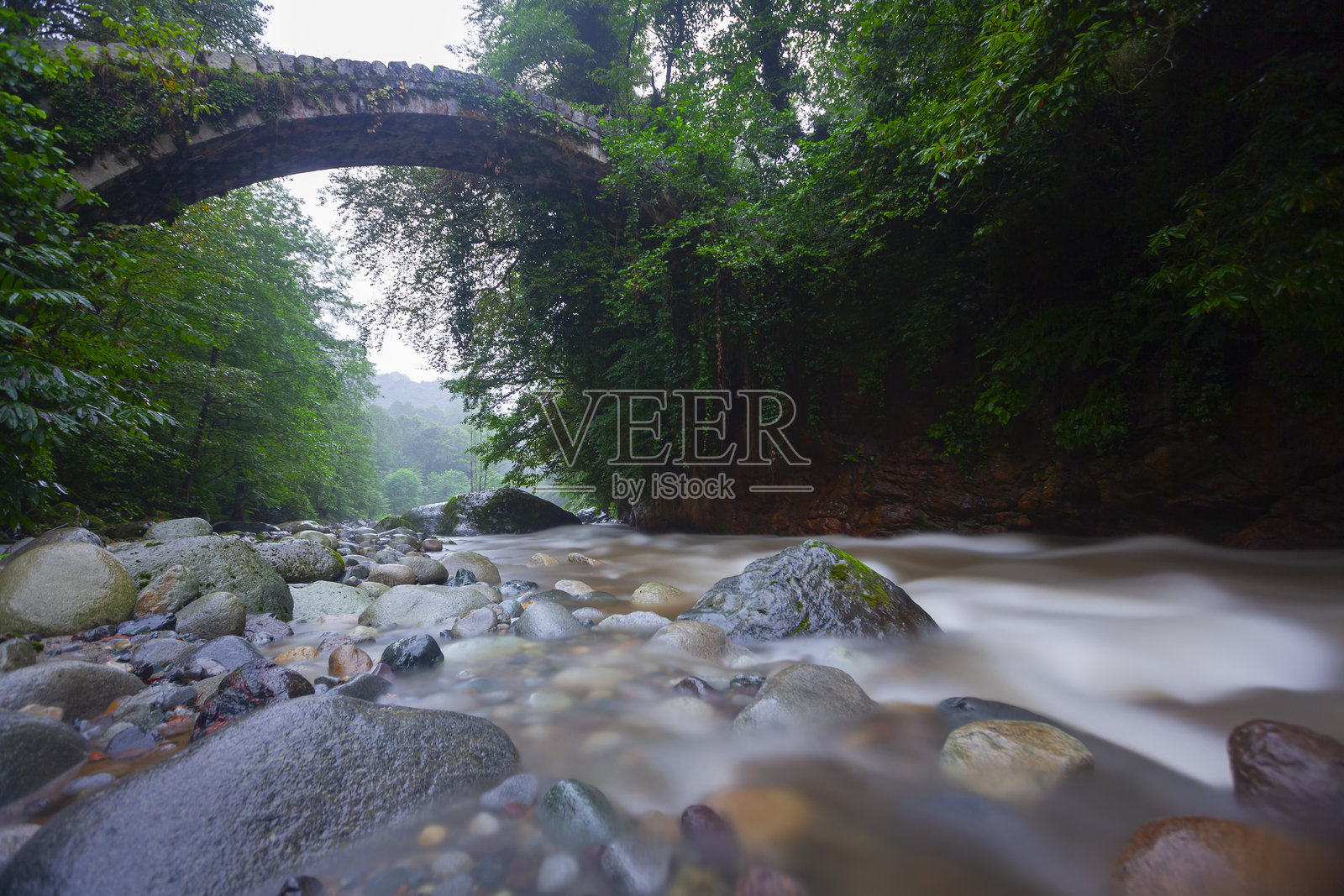 双桥是位于土耳其西北部阿尔特温省阿尔哈维区的两座相邻的拱桥。照片摄影图片