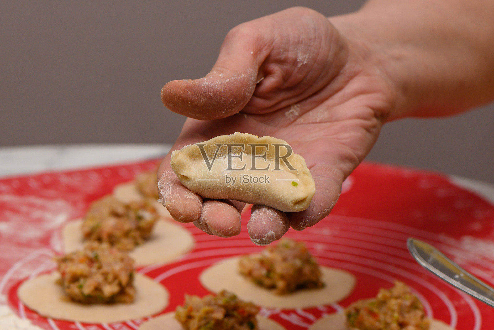 亚洲人，中国人在制作饺子，馄饨，自制中式饺子照片摄影图片