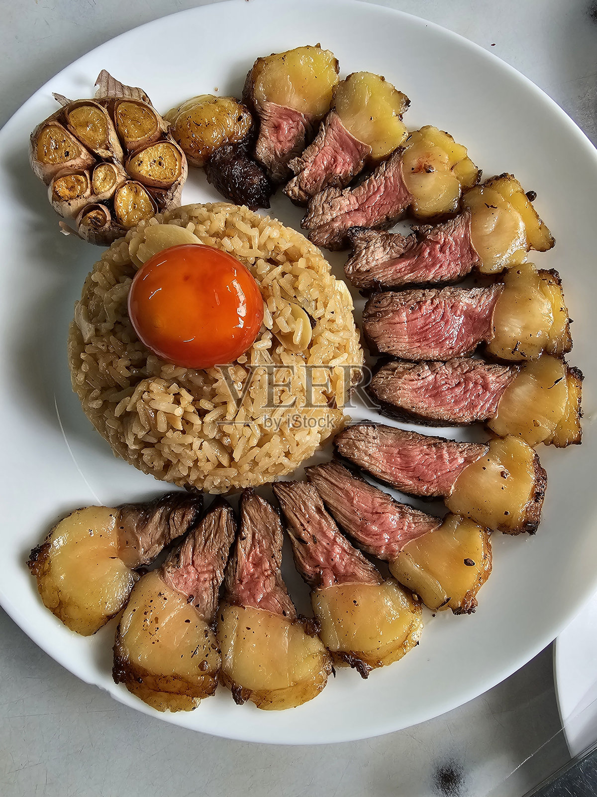 腌制蛋黄酱油配巴西牛臀肉和炒饭照片摄影图片