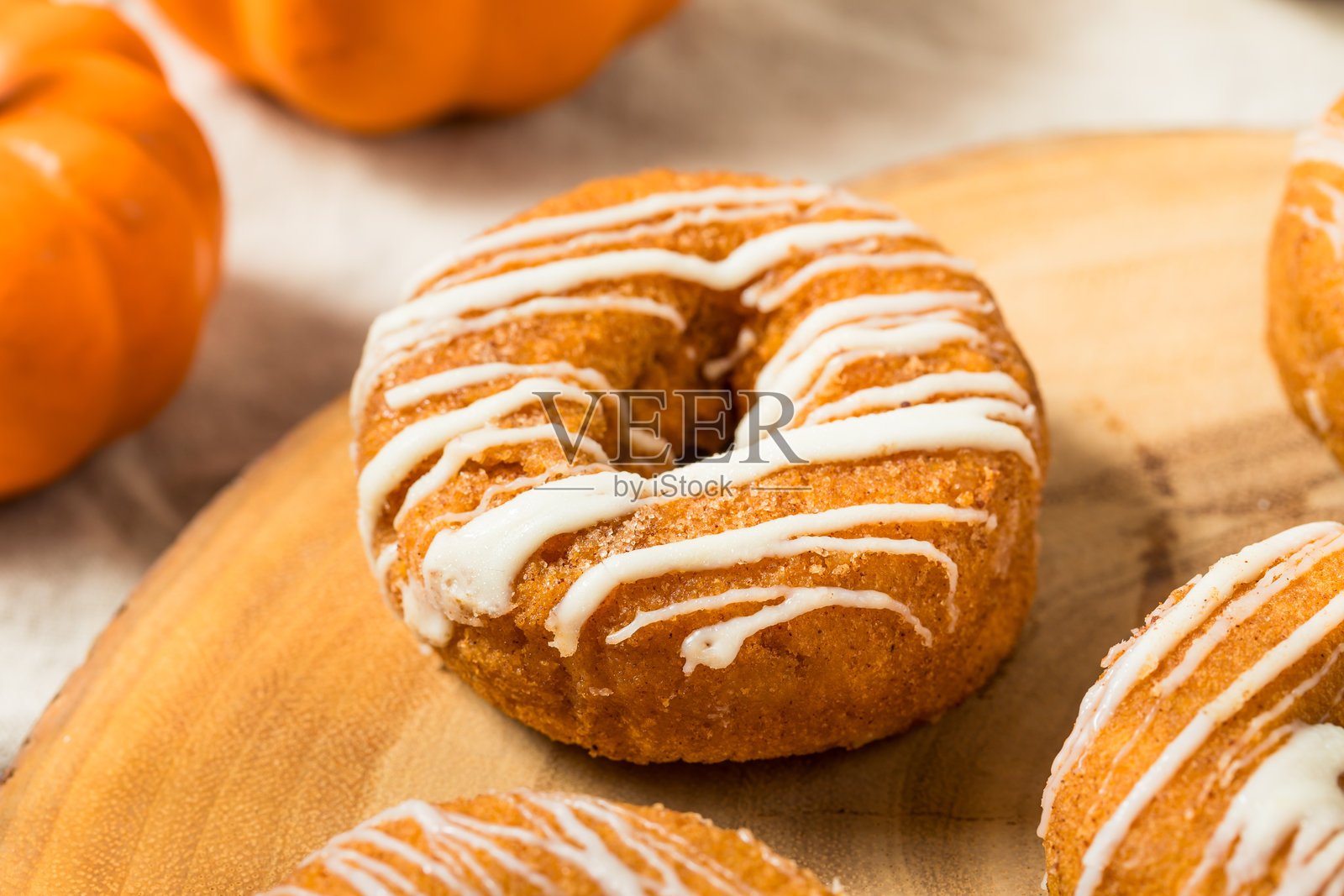 自制甜南瓜香料甜甜圈照片摄影图片