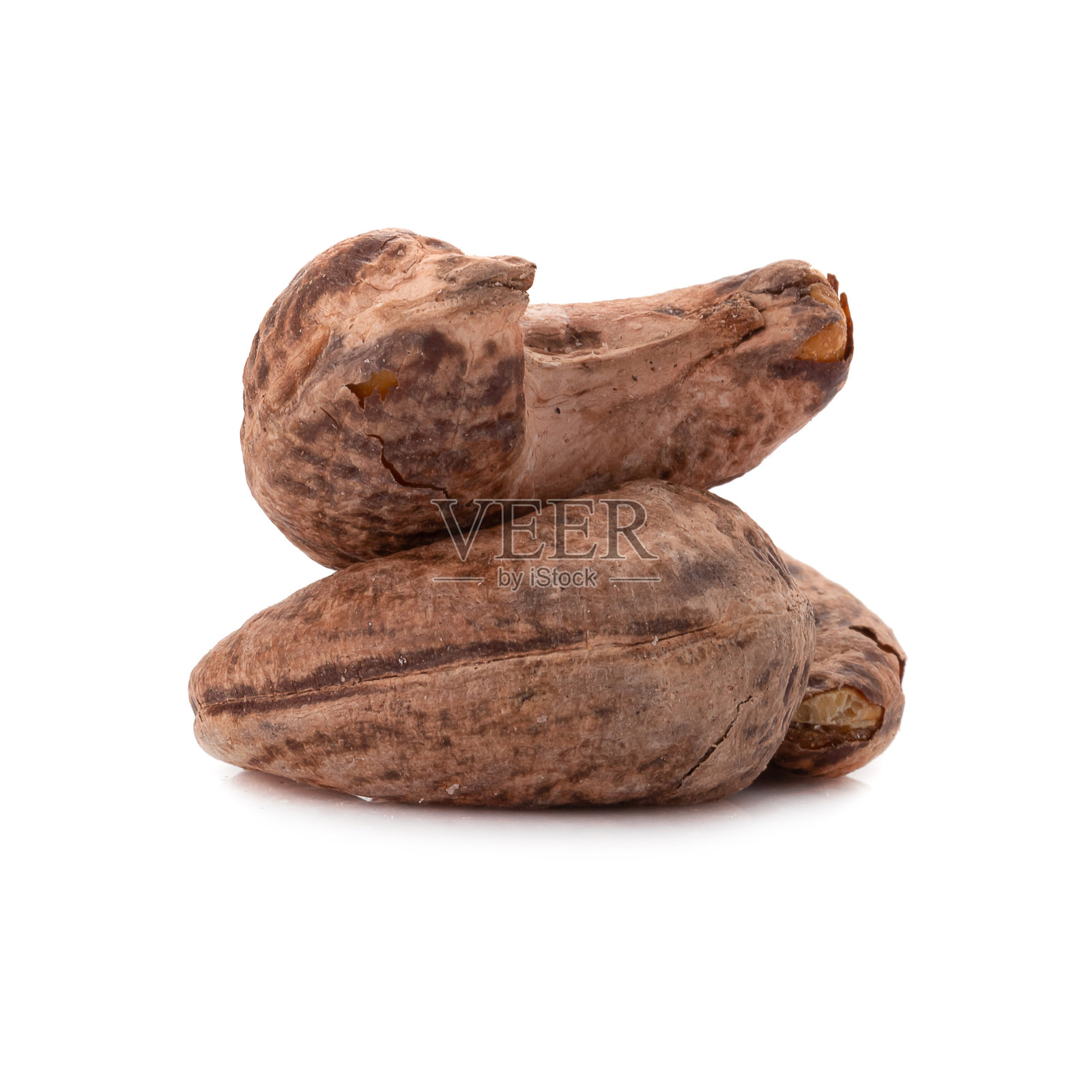 白色背景上的烤腰果。照片摄影图片