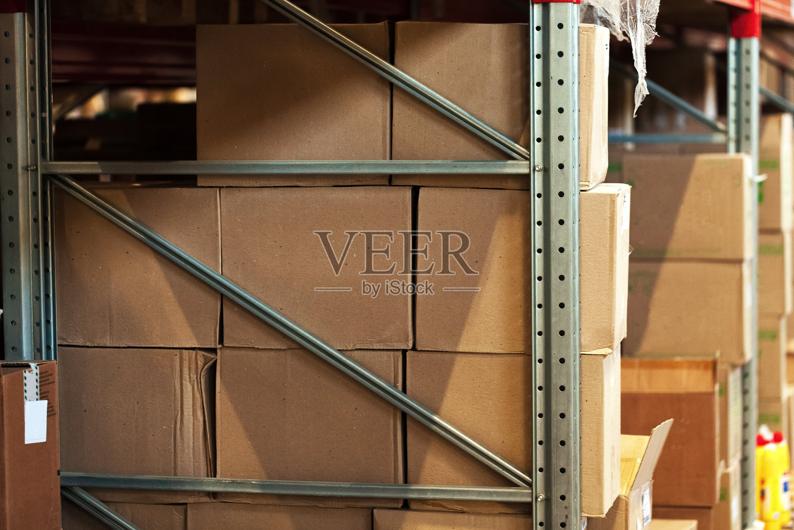 工业建筑架上的纸板包装箱照片摄影图片