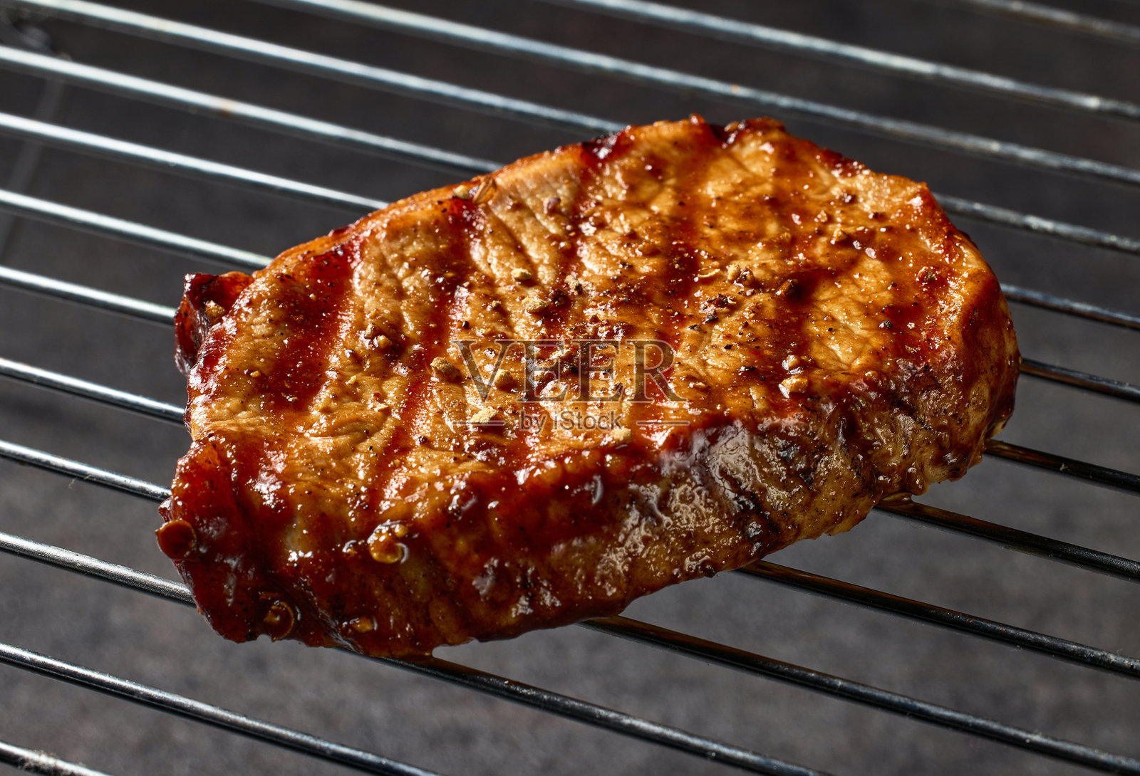 新鲜烤制的牛排照片摄影图片