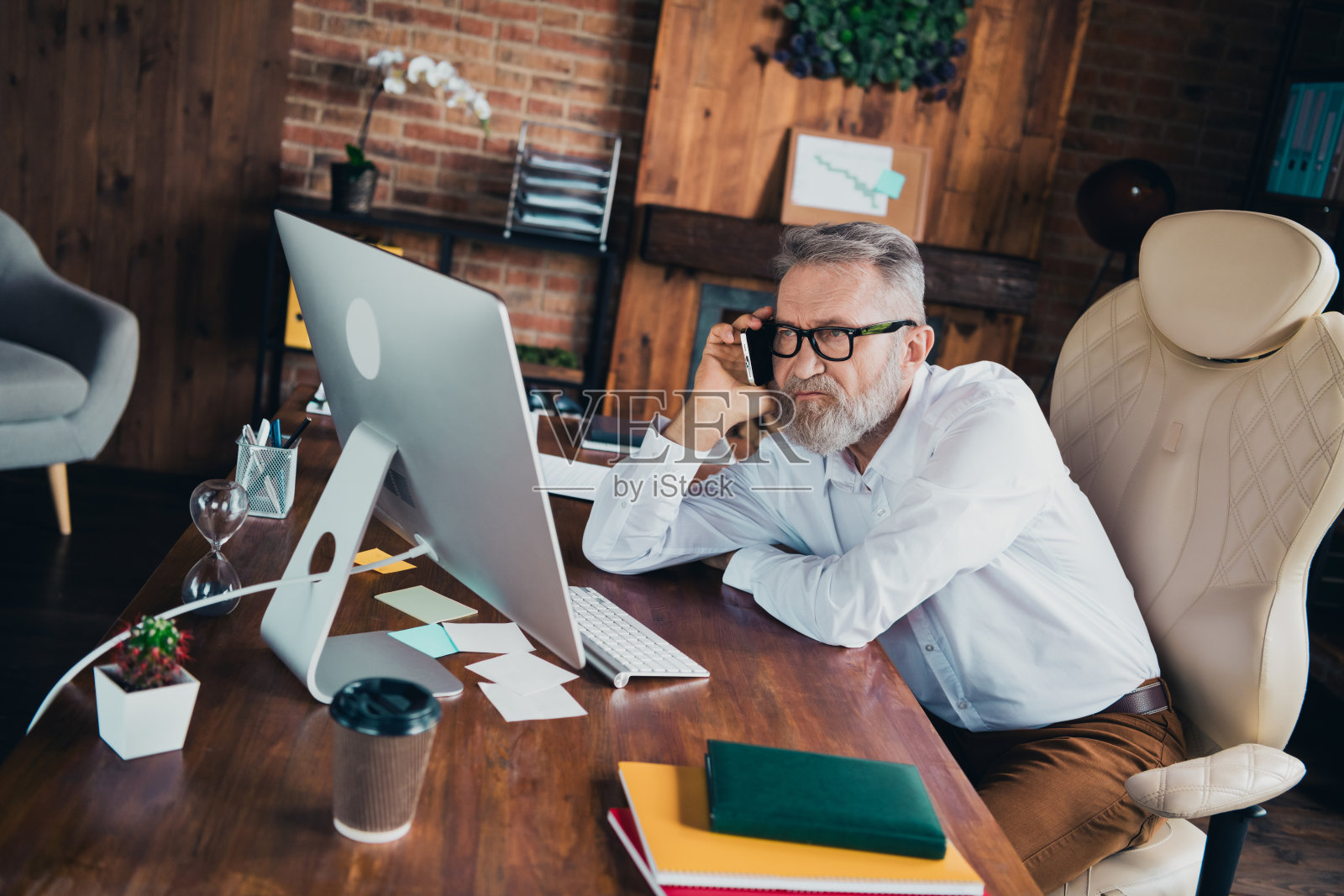 疲惫的英俊老年男性经济学家银行家在室内工作站感到过度劳累照片摄影图片