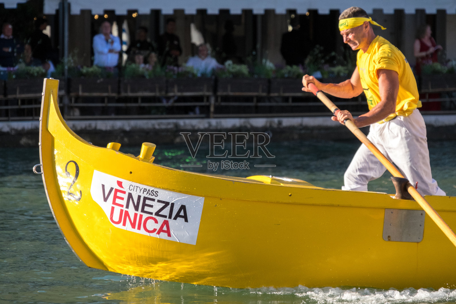 身穿黄色的贡多拉船夫在2015年历史划船节中竞速照片摄影图片
