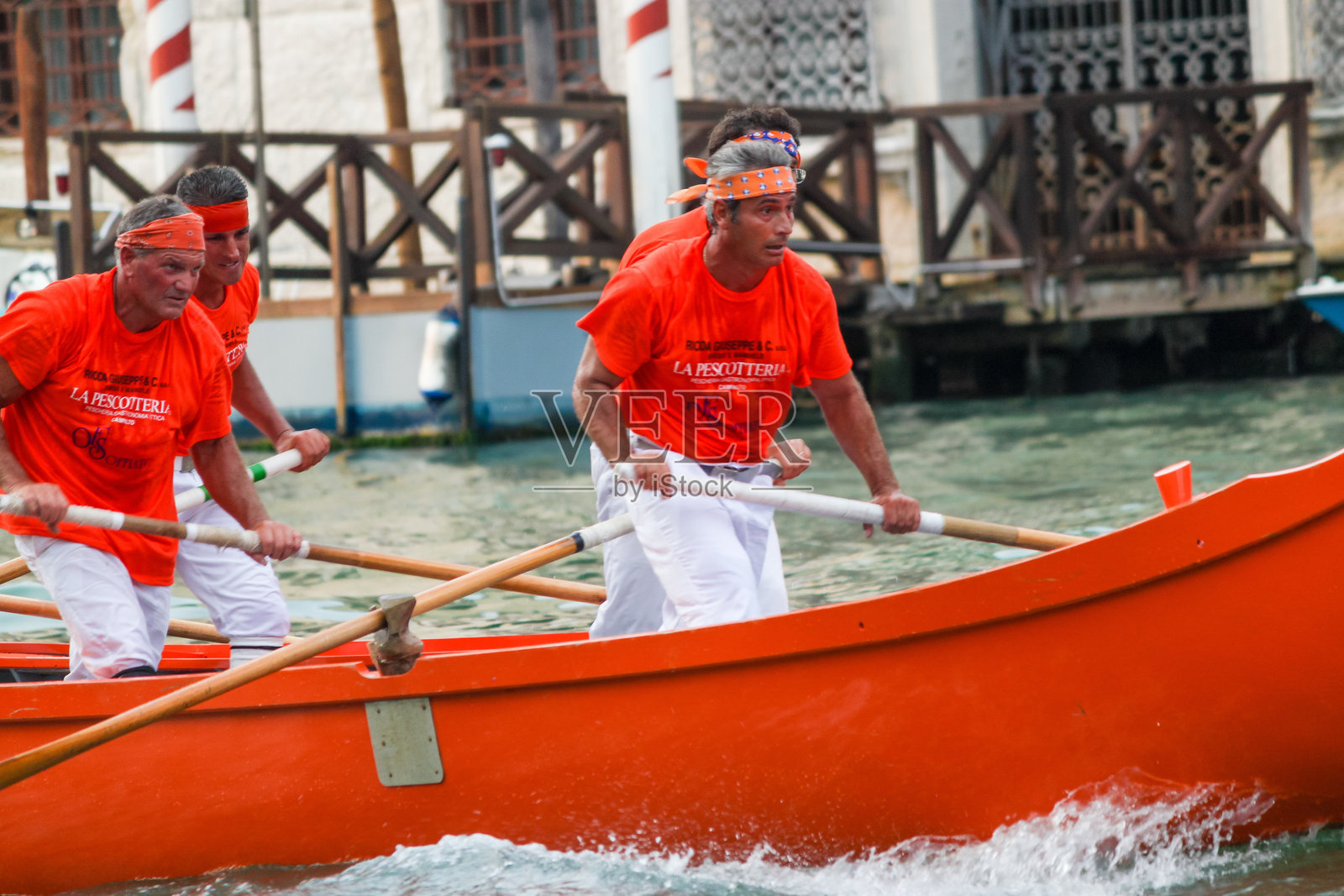 参与者在历史悠久的划船比赛中展现出力量和决心。照片摄影图片