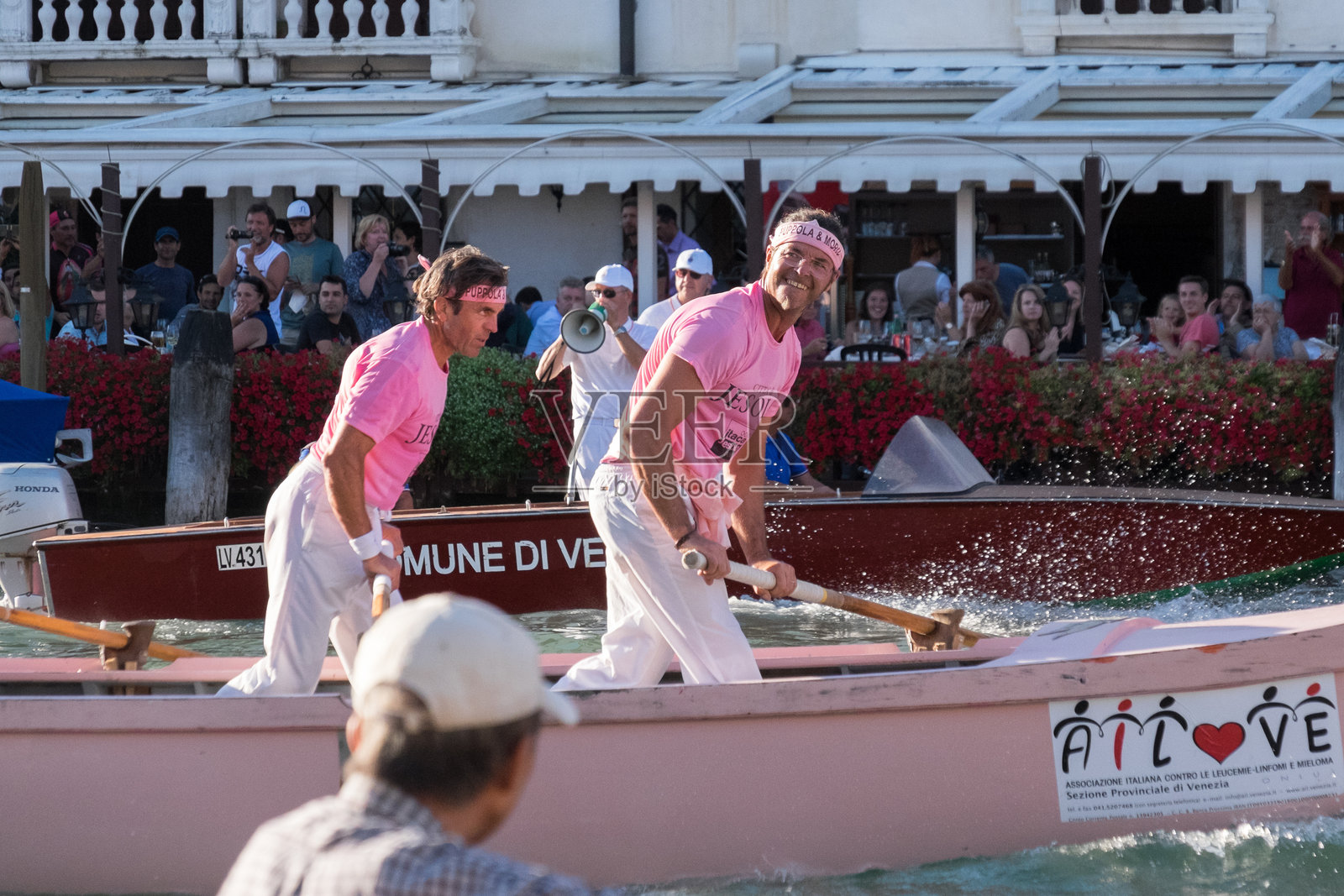 穿着粉色的划船者参加历史悠久的划船比赛照片摄影图片