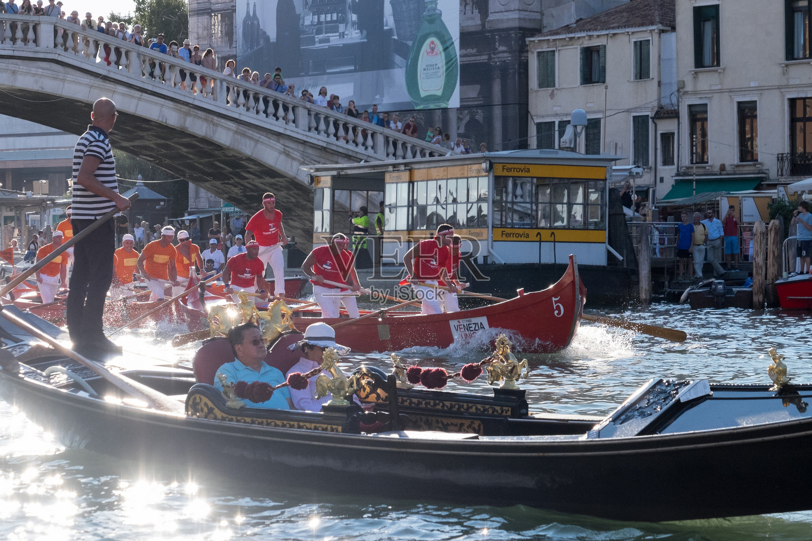 等待让船只通过的观光船夫与游客照片摄影图片