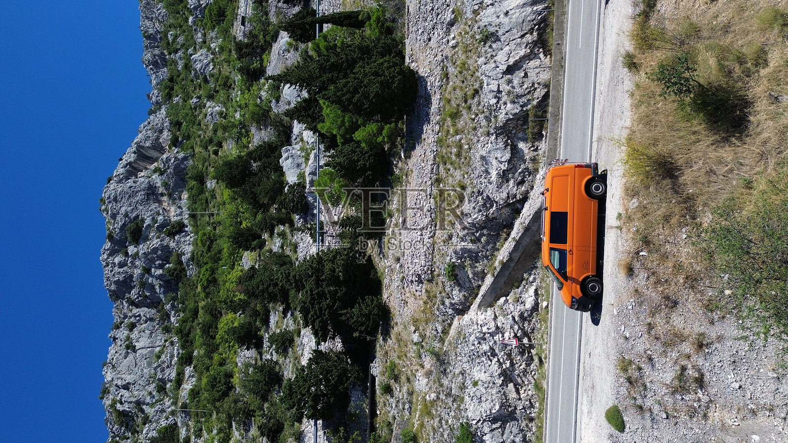 面前有山的面包车照片摄影图片