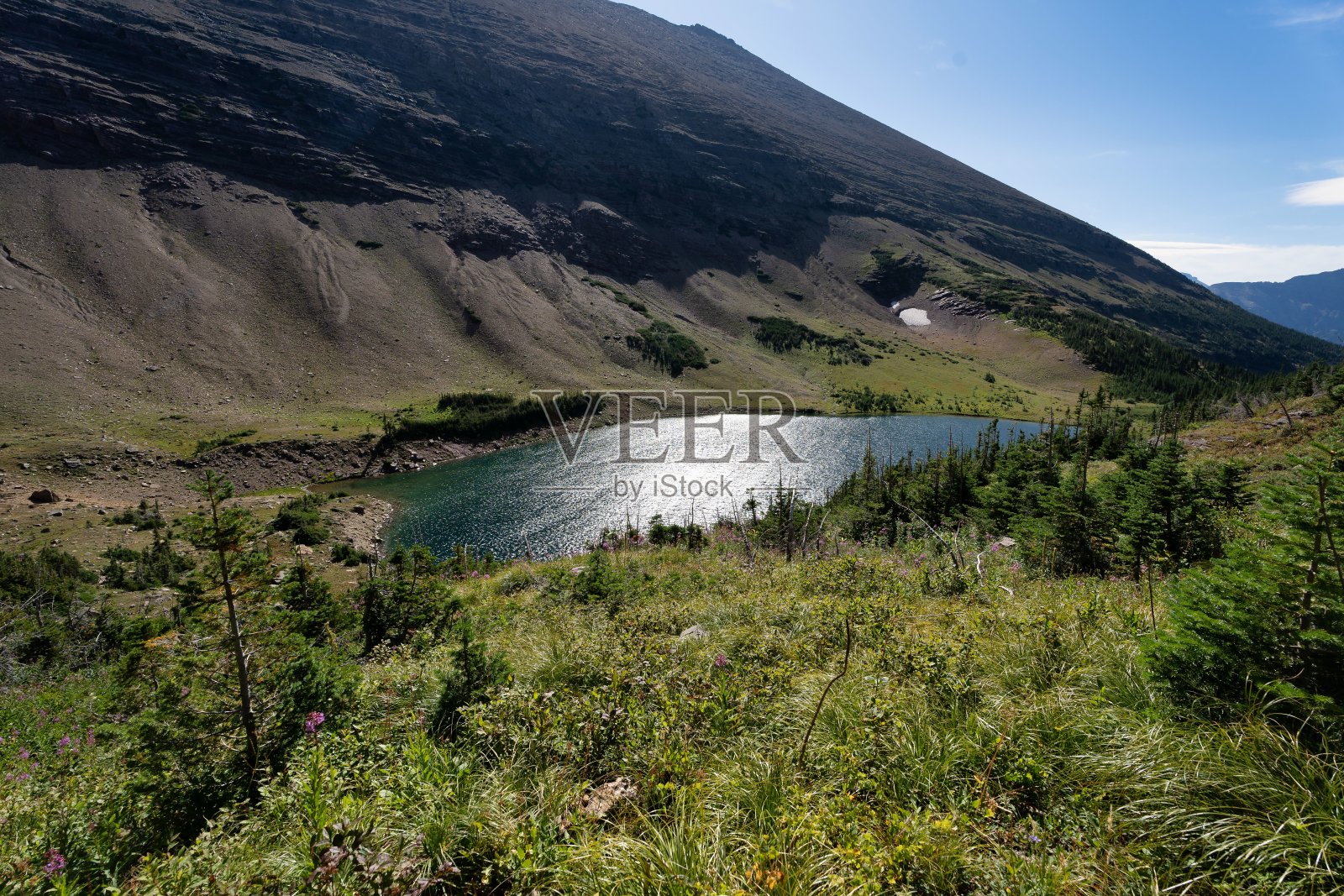 冰川国家公园的山湖照片摄影图片