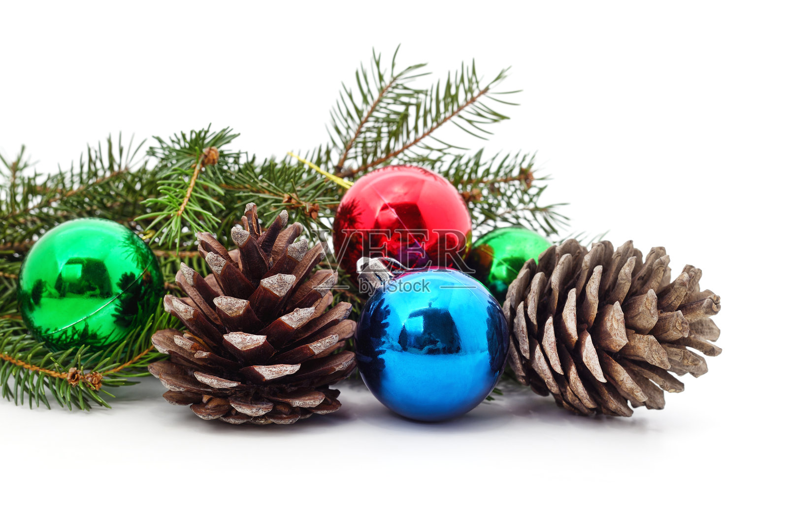 圣诞树枝与松 cones 和球饰。照片摄影图片