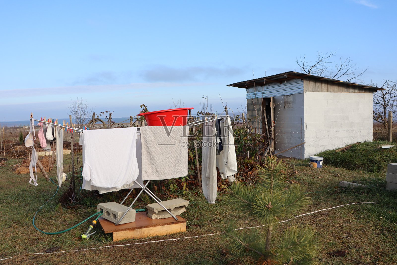 迷人的乡村住宅，配有实用的晾衣绳和储物棚照片摄影图片