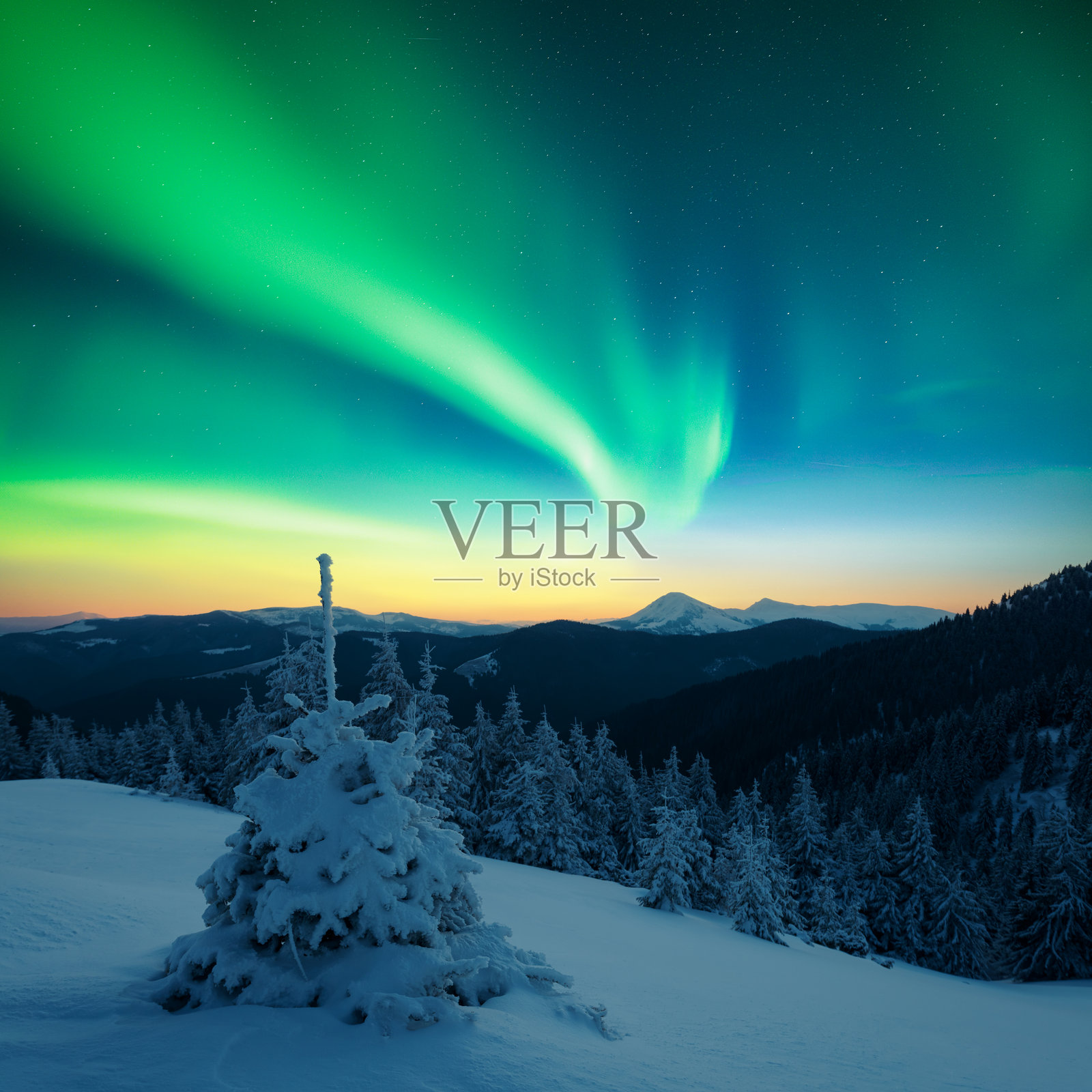 冬季山脉中的仙女圣诞场景与北极光照片摄影图片