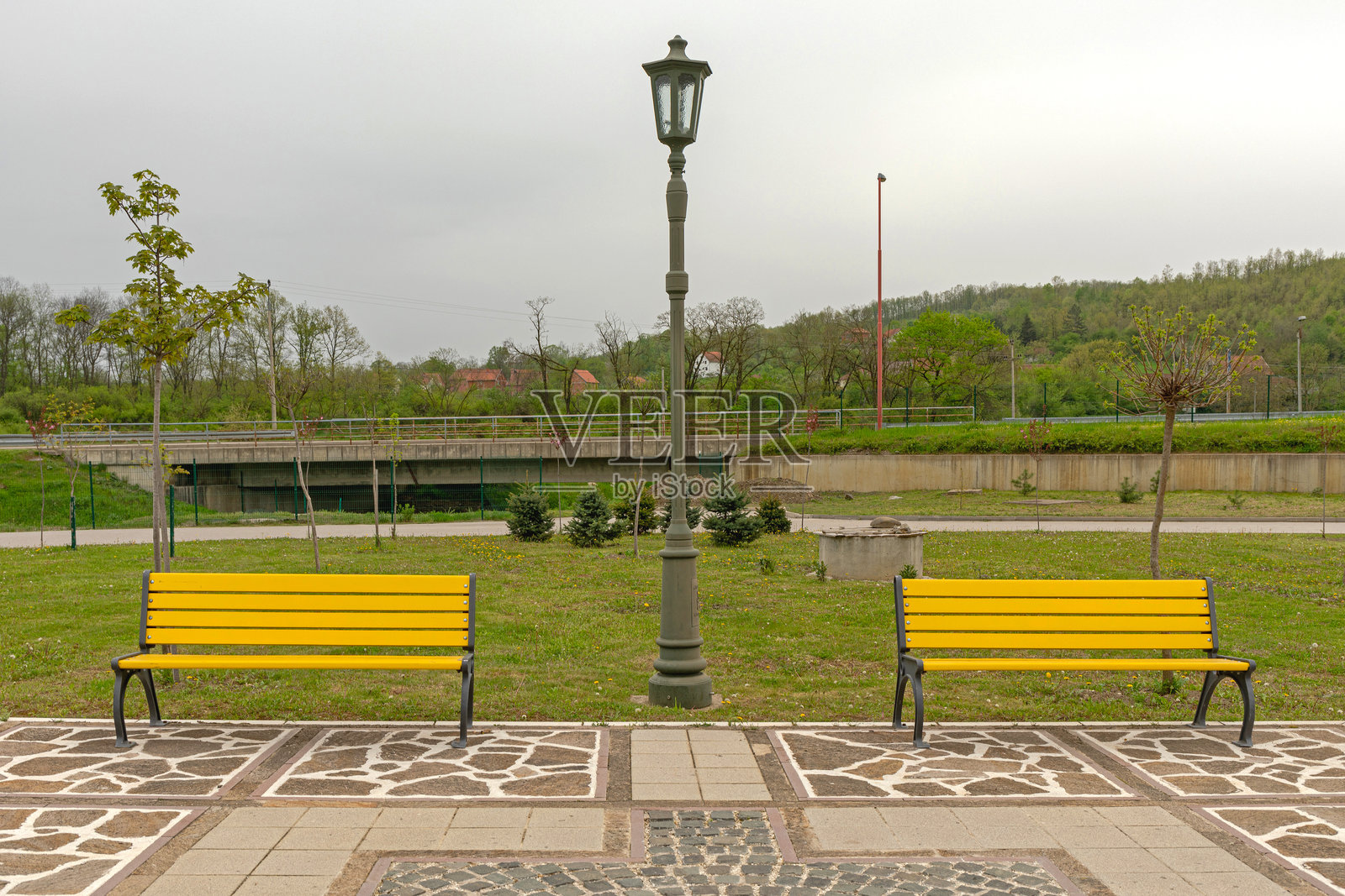 两个长椅与路灯公园照片摄影图片