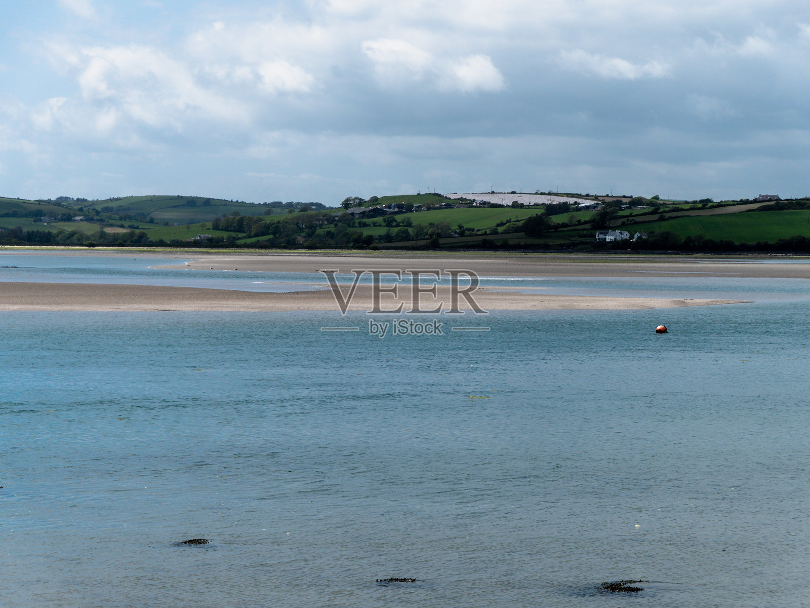 低潮时的沙质海床。阳光明媚的海滨风景。一个沙洲。照片摄影图片