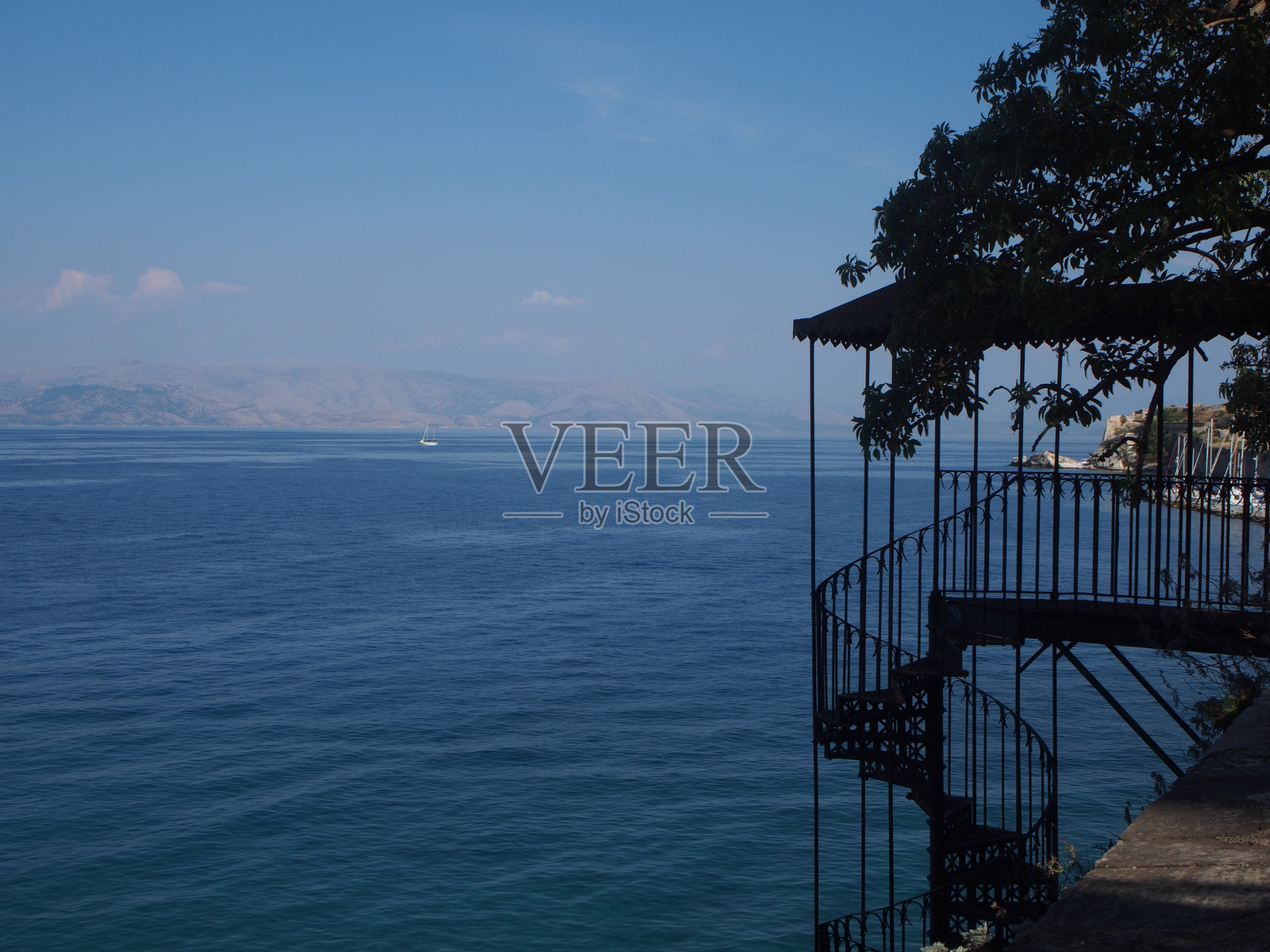 通往希腊科孚岛水边的台阶照片摄影图片