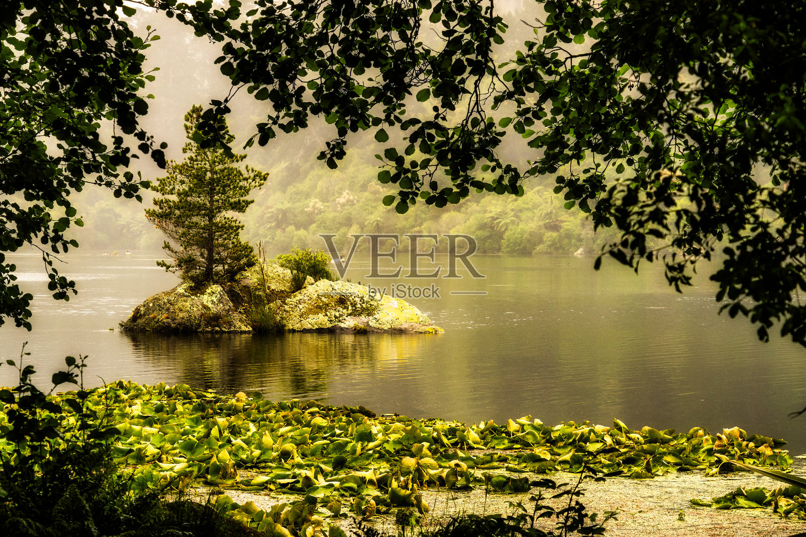 湖边的雨天，雾气弥漫，低云覆盖照片摄影图片