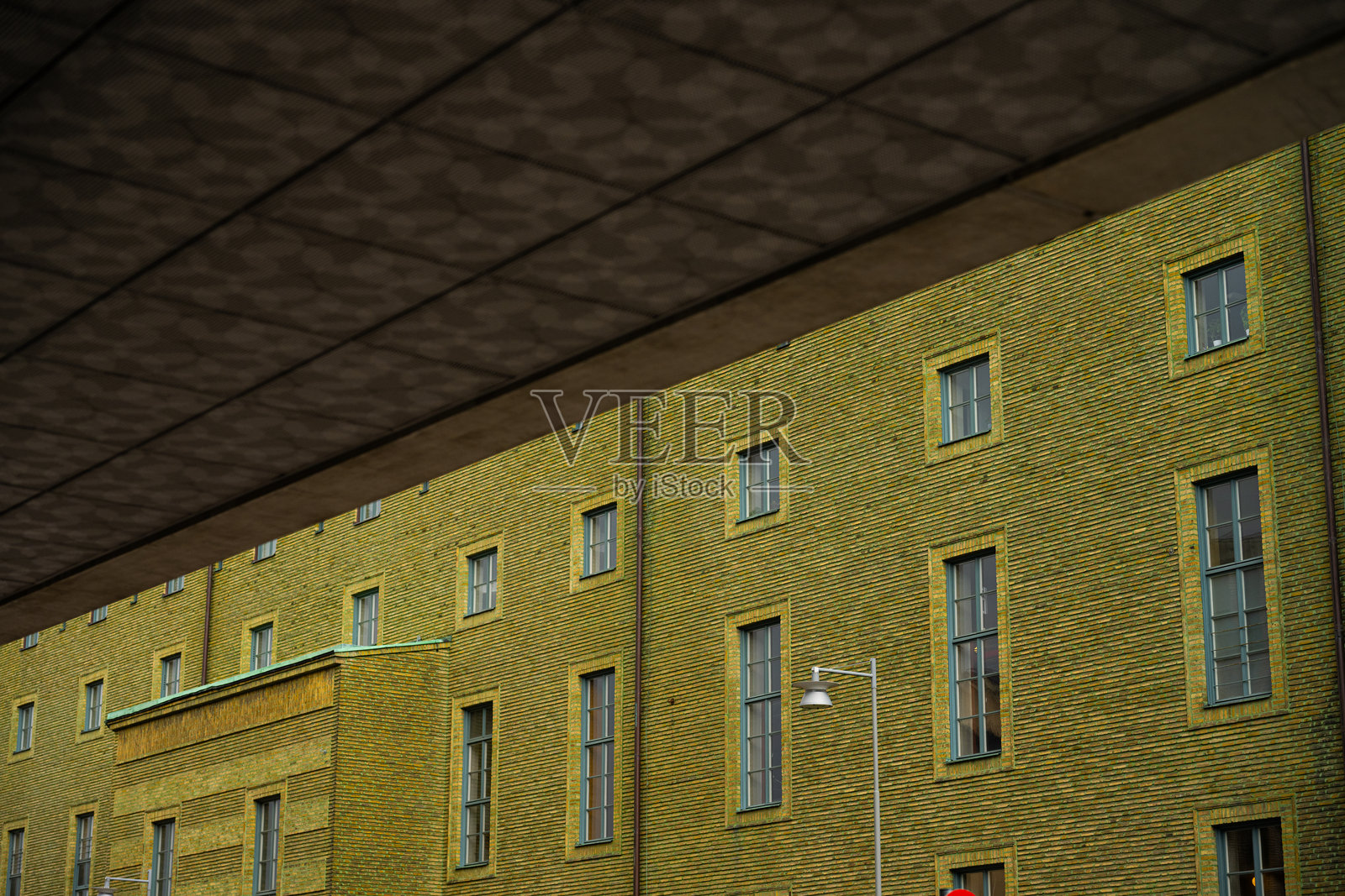 剧院建筑的绿色砖砌外立面。照片摄影图片