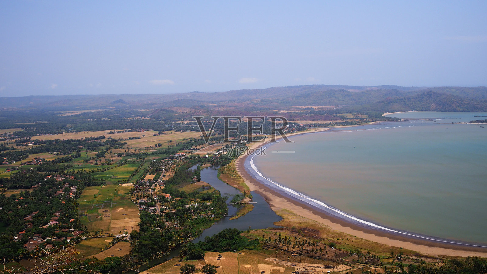 山丘上的海滩景观照片摄影图片