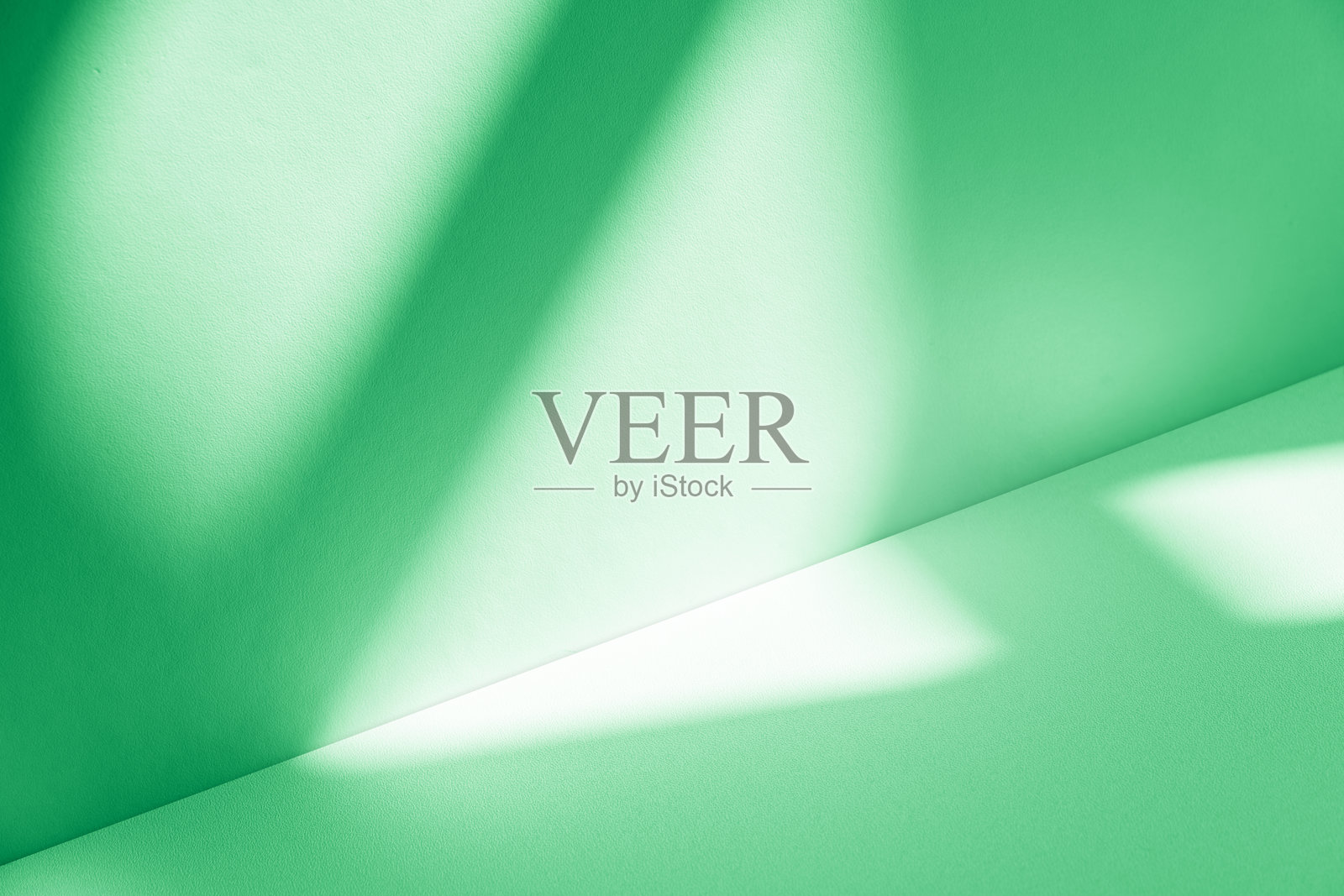 工作室风格的背景墙装饰展示，使用白色和绿色调，窗户投射的阴影，构思出一种装饰效果。照片摄影图片