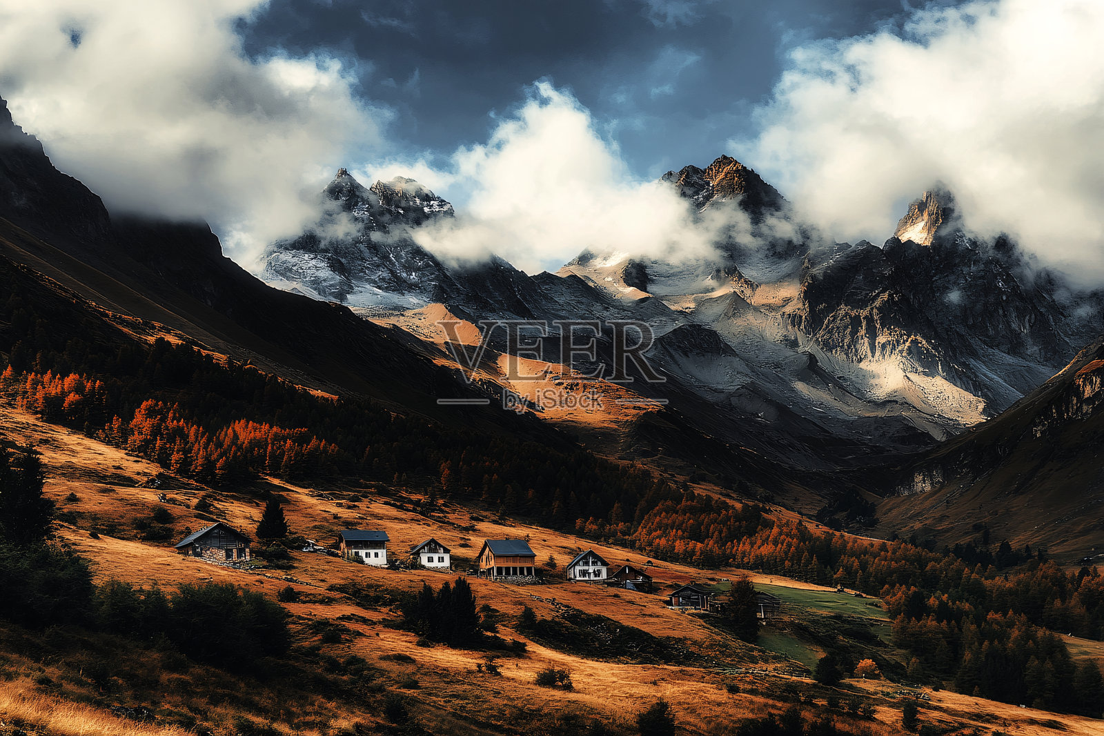 黎明时分的阿尔卑斯村庄照片摄影图片