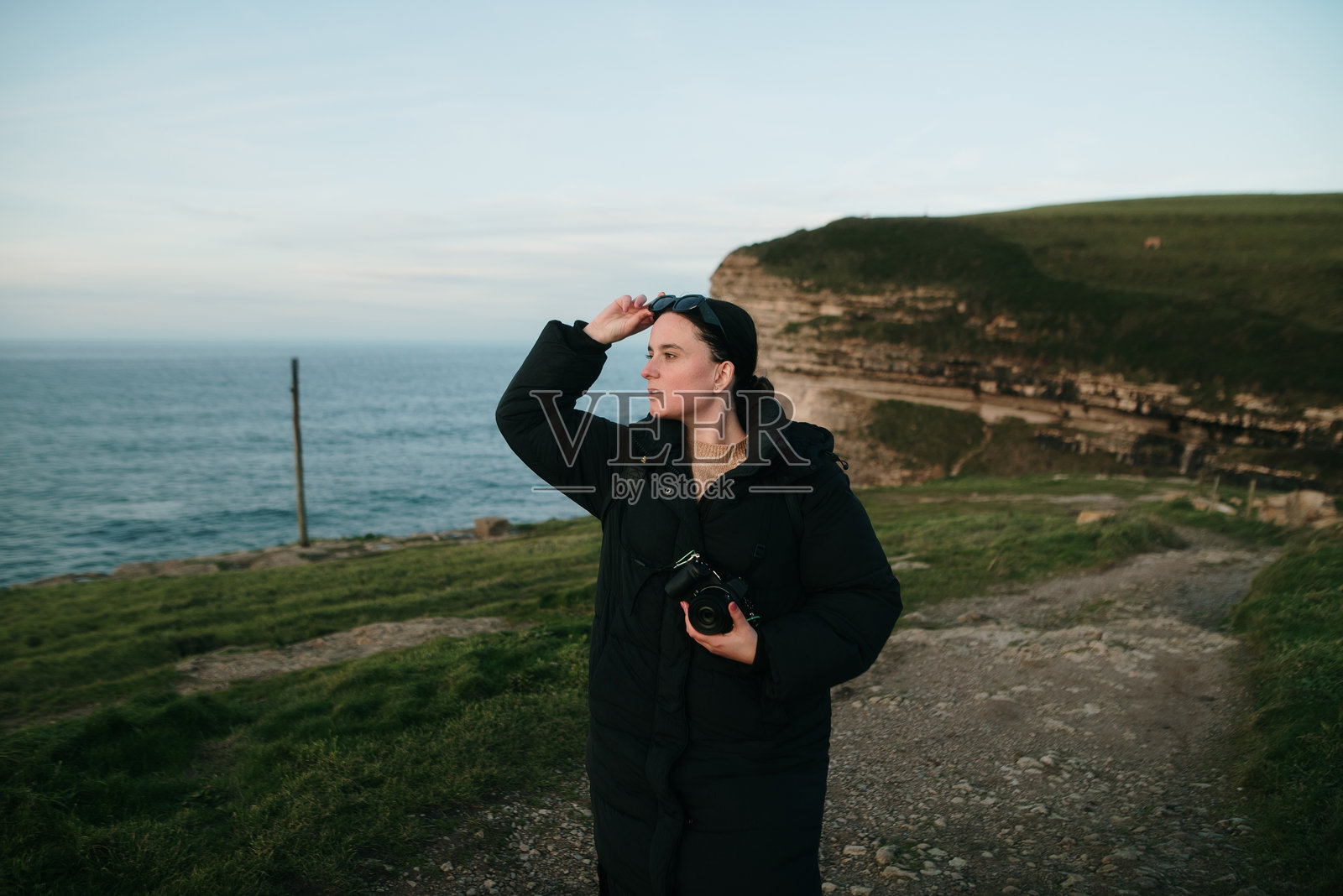 海边美丽自然环境中的旅游女性照片摄影图片