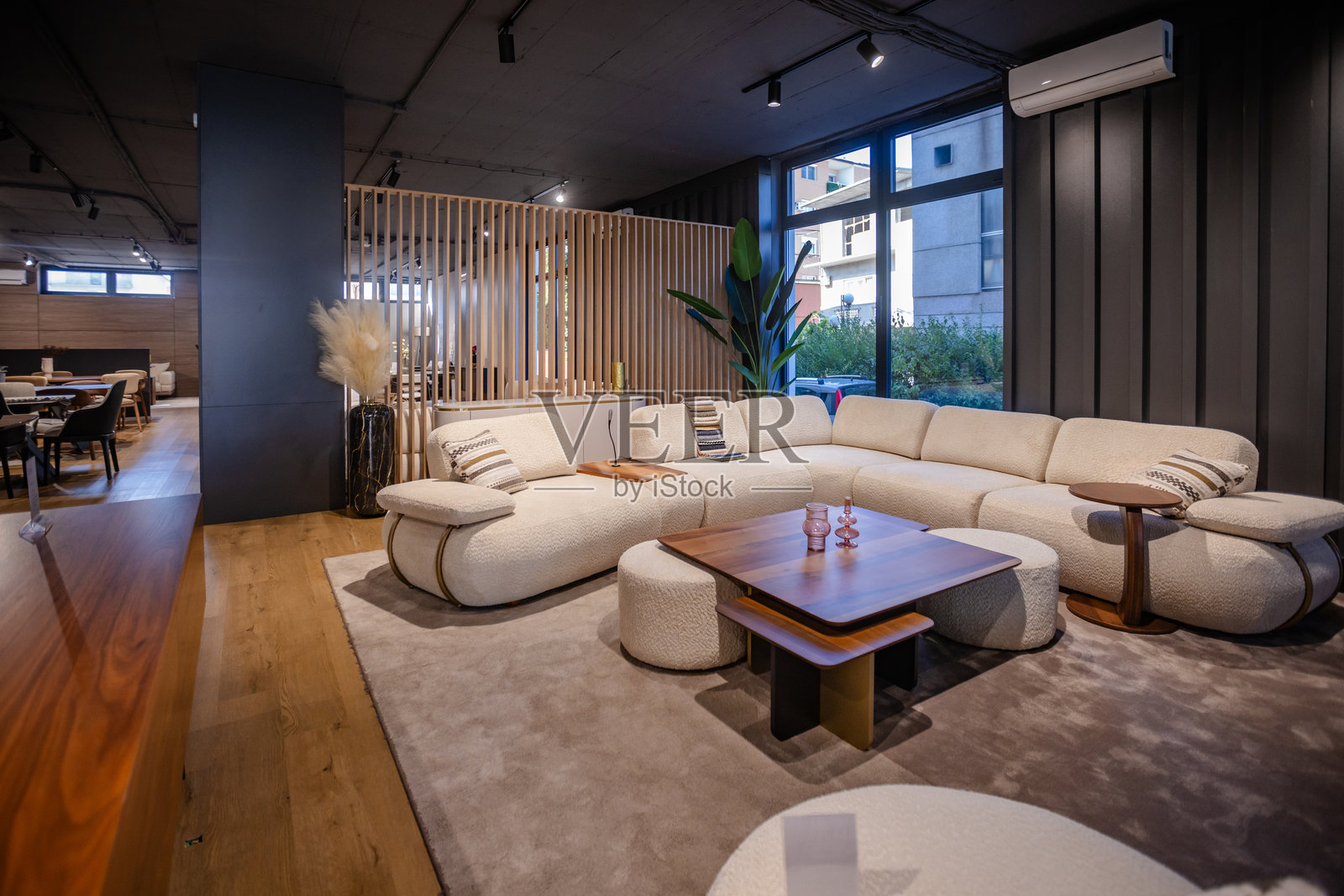 现代客厅配有时尚的米色沙发组合照片摄影图片