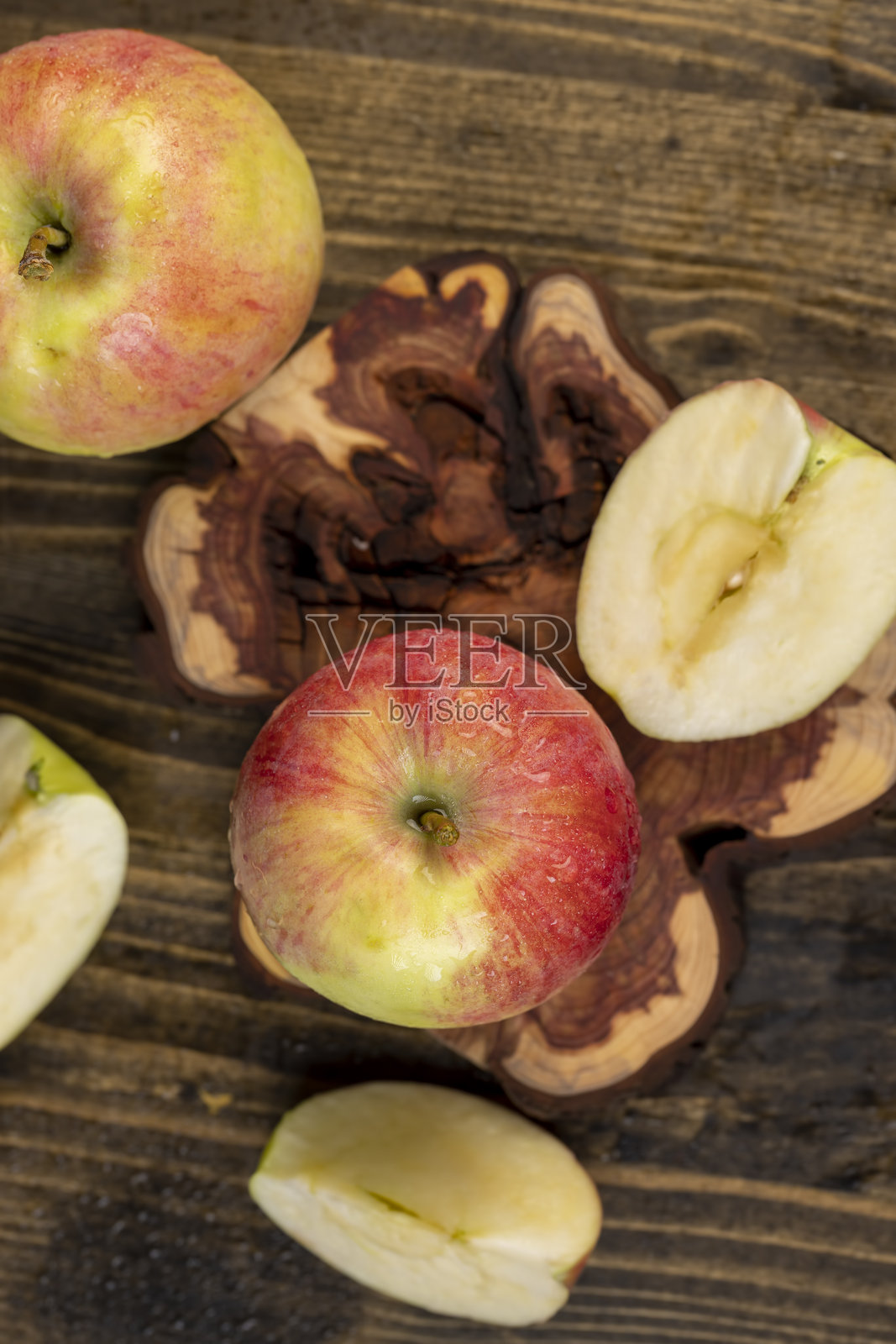 新鲜采摘的甜苹果放在桌子上照片摄影图片