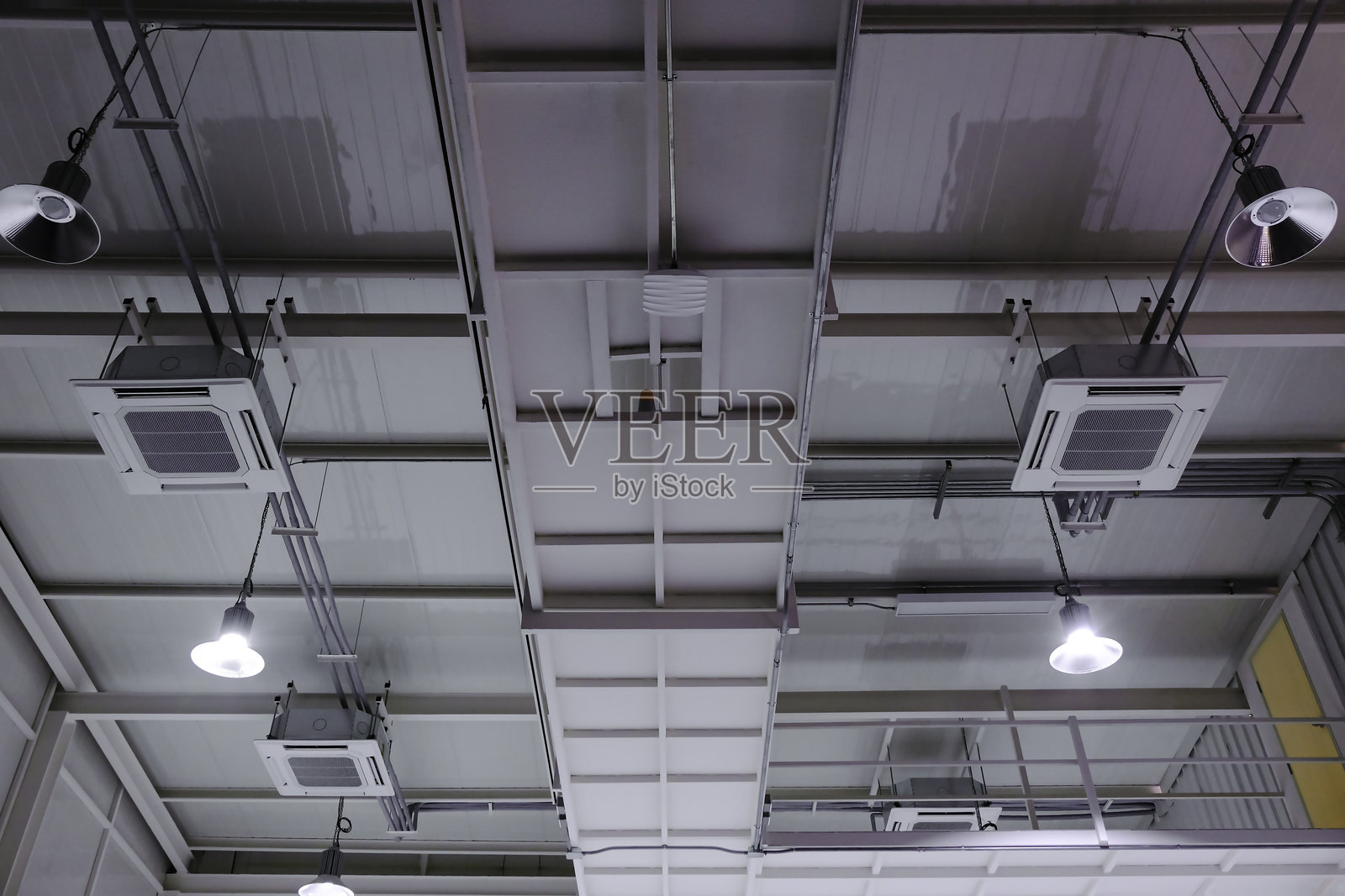工作室天花板上有聚光灯和空调照片摄影图片