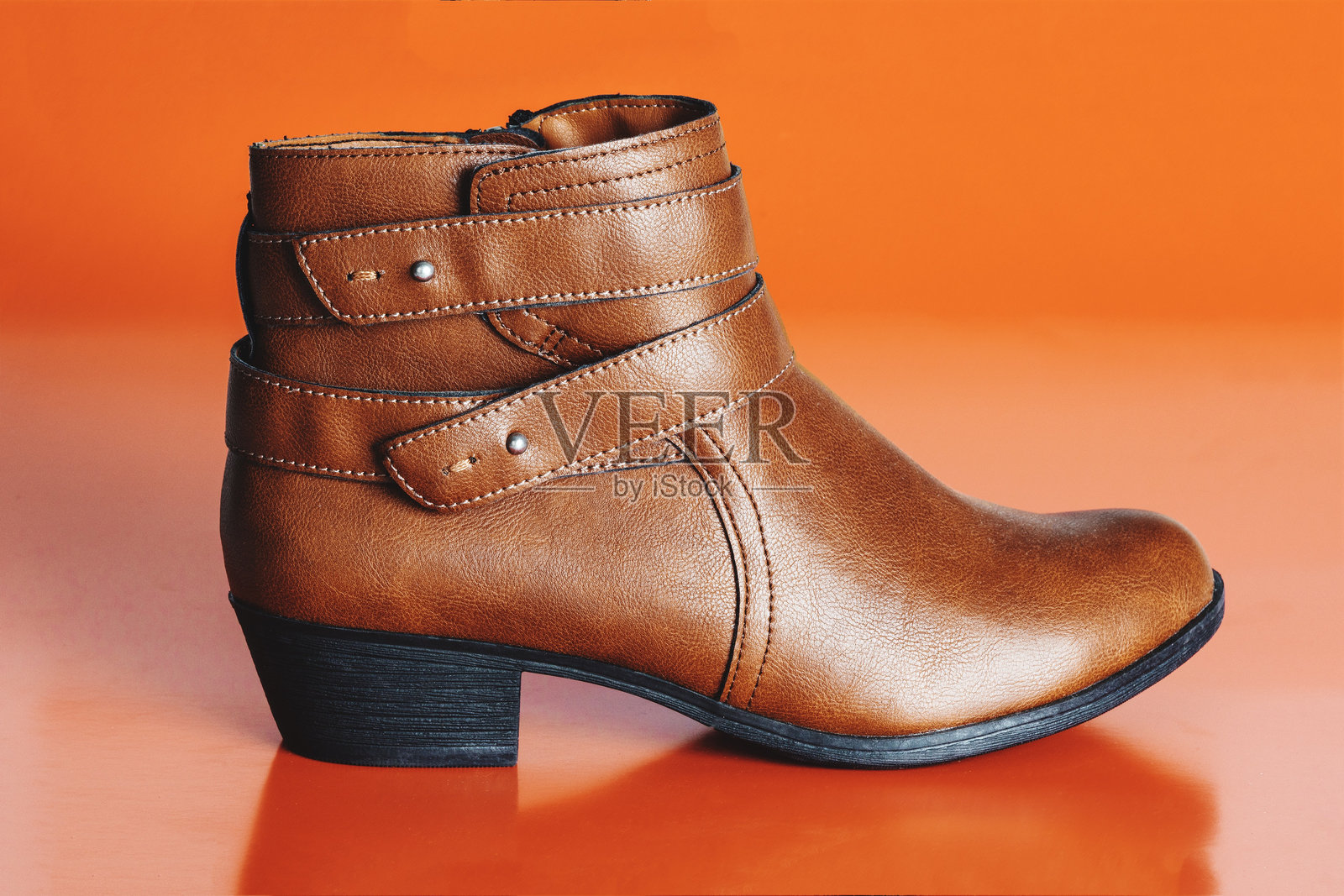 橙色背景上的鞋子特写照片摄影图片