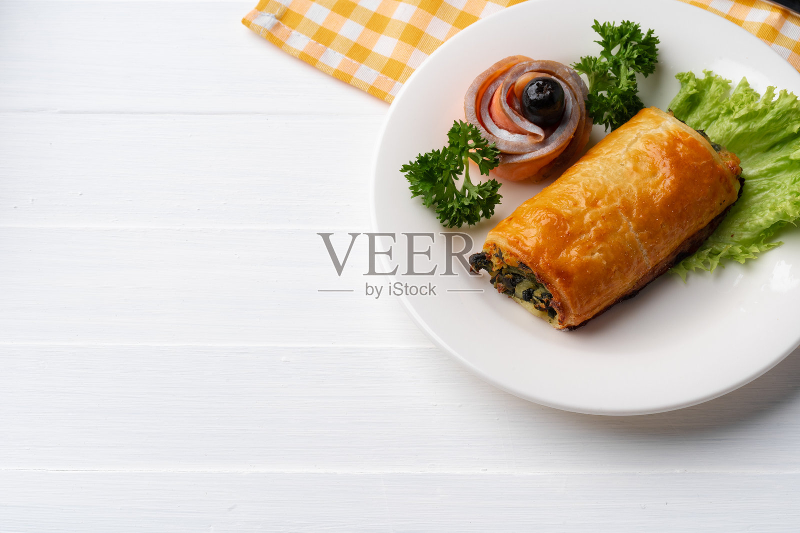 传统俄罗斯饼或馅饼放在白色盘子上照片摄影图片