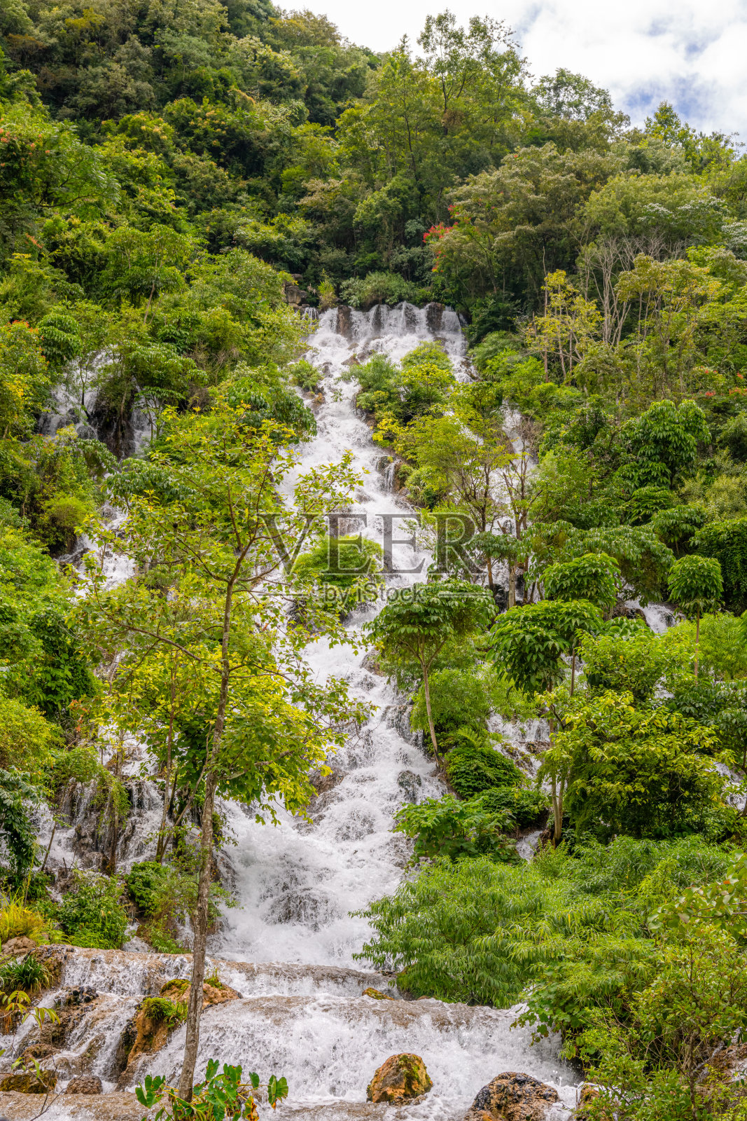 中国贵州省荔波县小七孔景区的高瀑布照片摄影图片