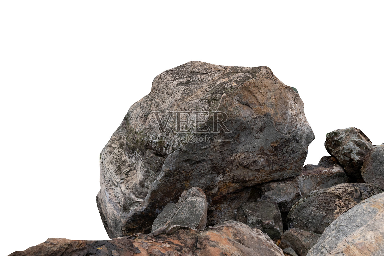 山上的树木、岩石和石头。白色背景下的孤立图像，带有抠图路径。照片摄影图片