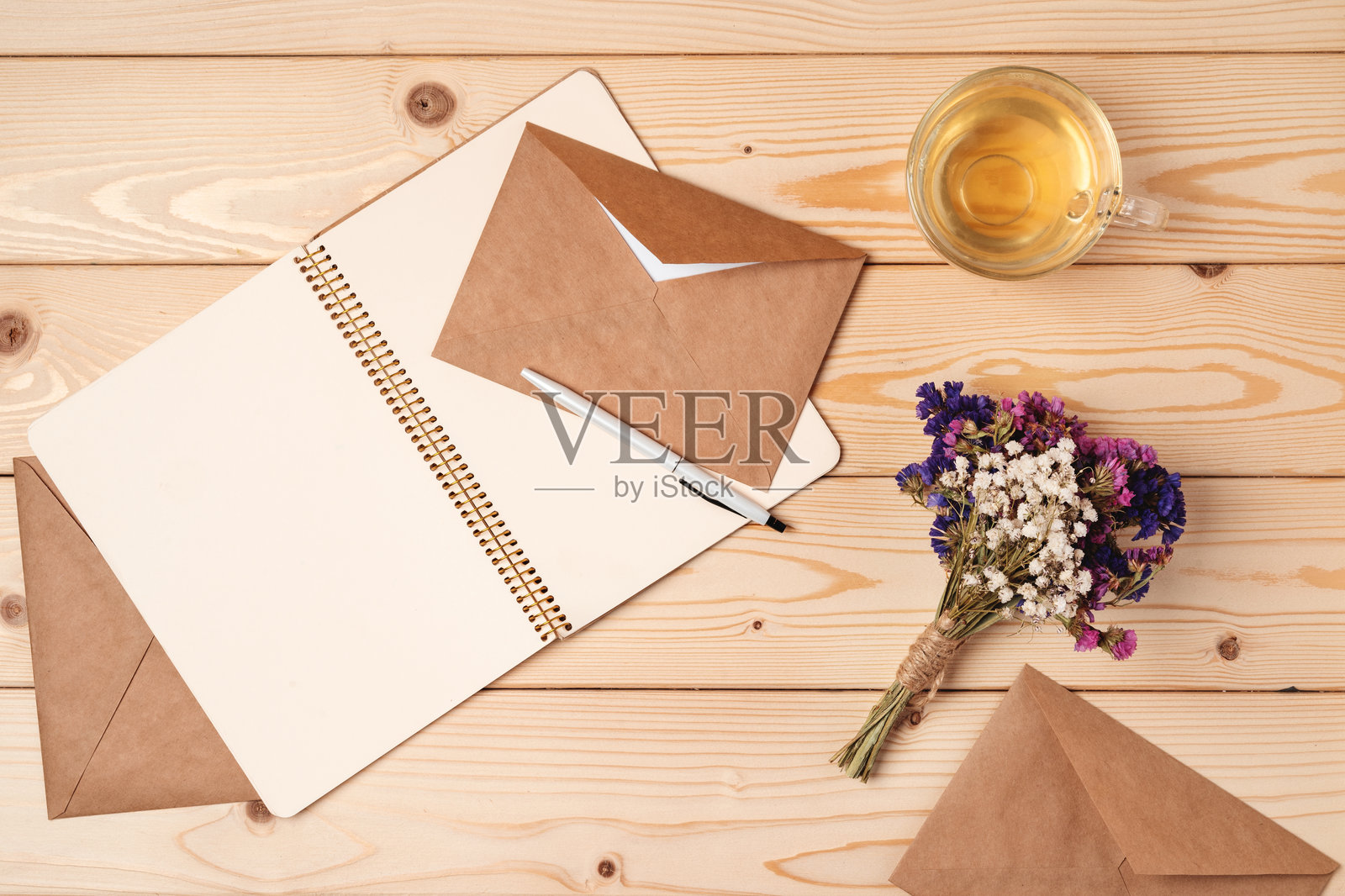 信封和空白纸卡的空白空间样机。照片摄影图片