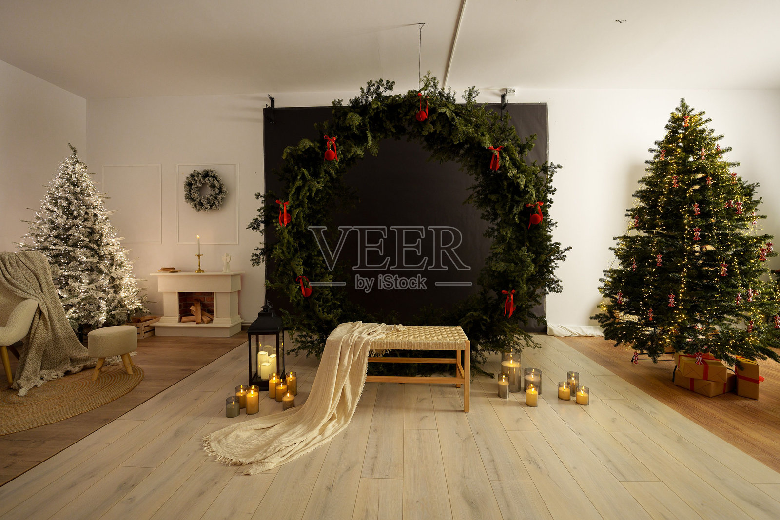 温馨的圣诞室内环境，装饰着树木、花环、蜡烛和长椅照片摄影图片