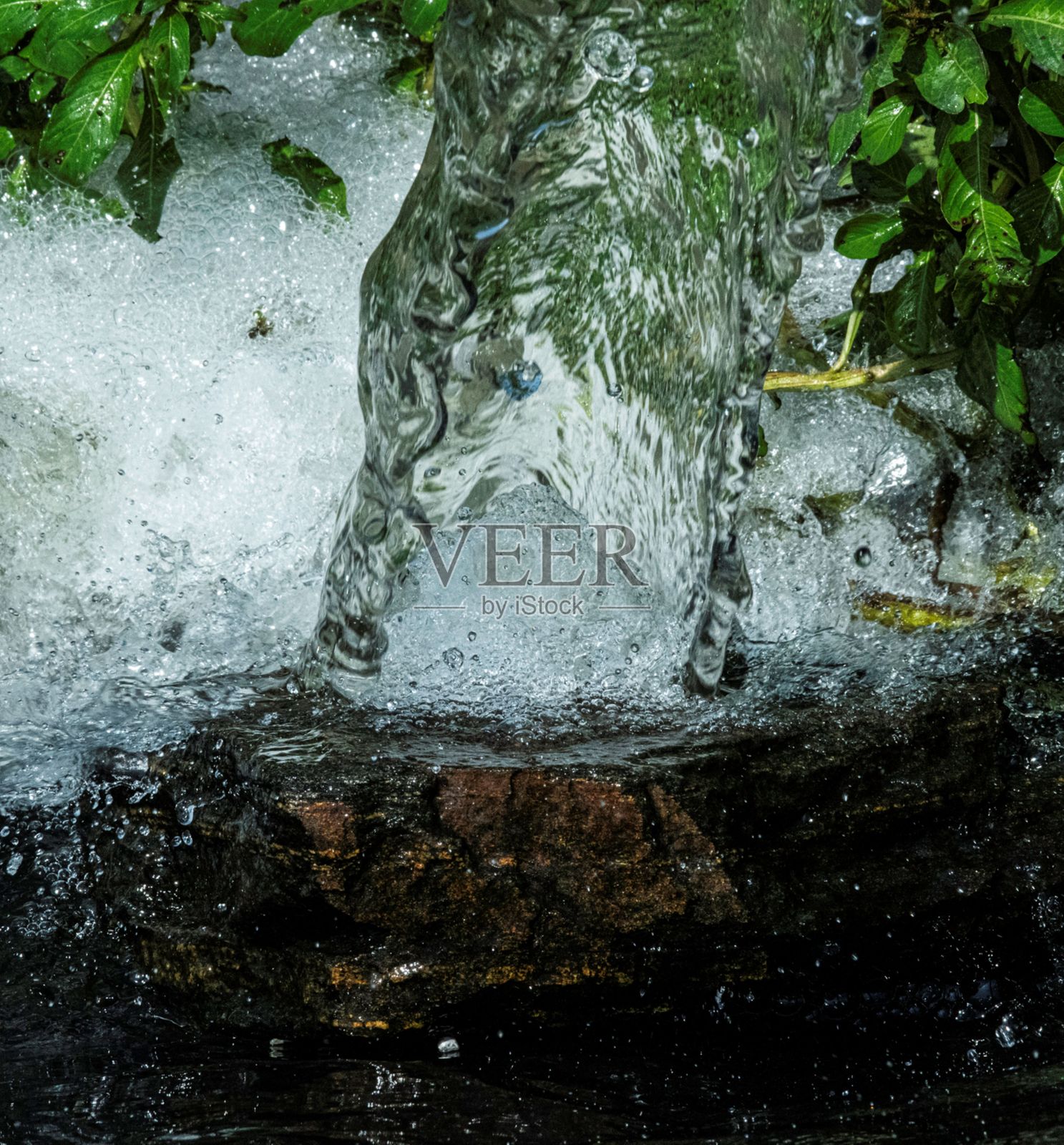 水花溅入池塘照片摄影图片