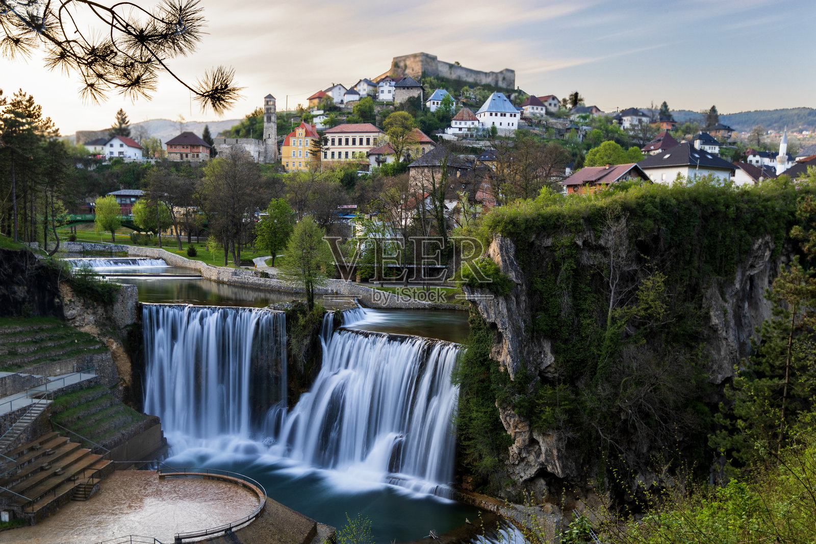 高山峰顶的地下水形成瀑布。旅游和旅行目的的自然假期。清洁水源，这里有生物，水，绿色森林，历史遗址。照片摄影图片