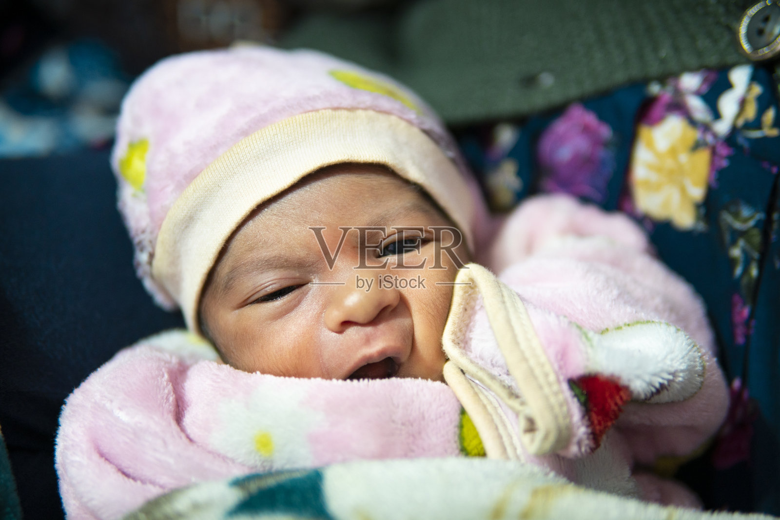 新生儿打哈欠的特写镜头。照片摄影图片